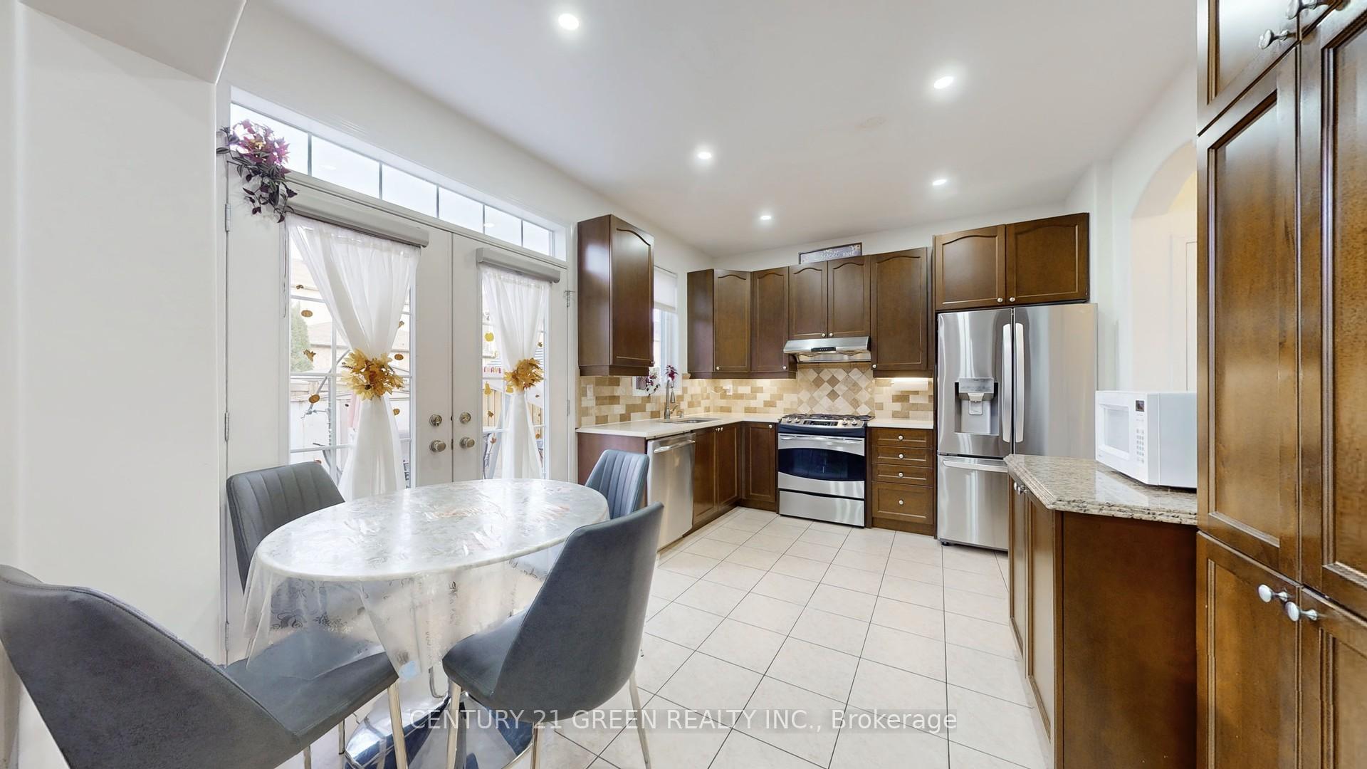 Photo 14 of 881 Minchin Way, Milton, Harrison — HOMEH