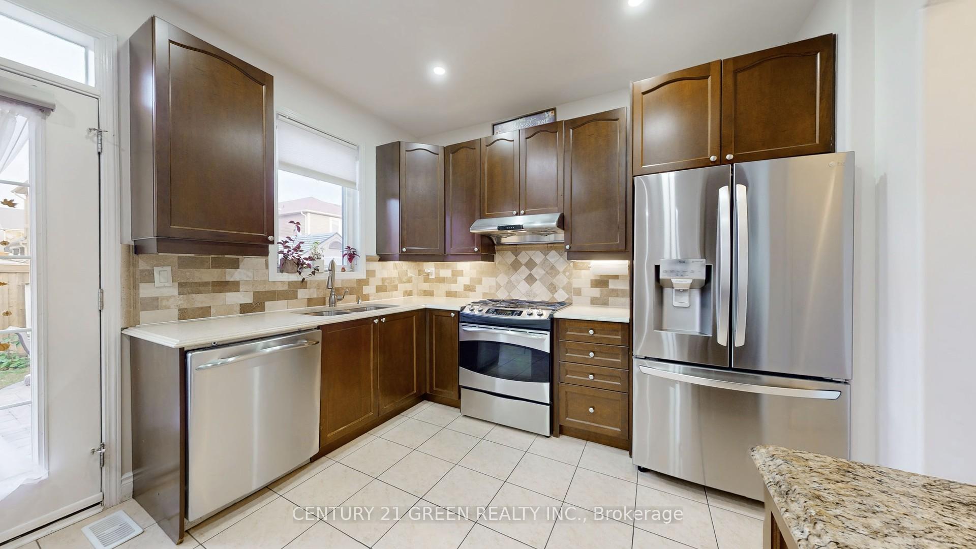 Photo 15 of 881 Minchin Way, Milton, Harrison — HOMEH