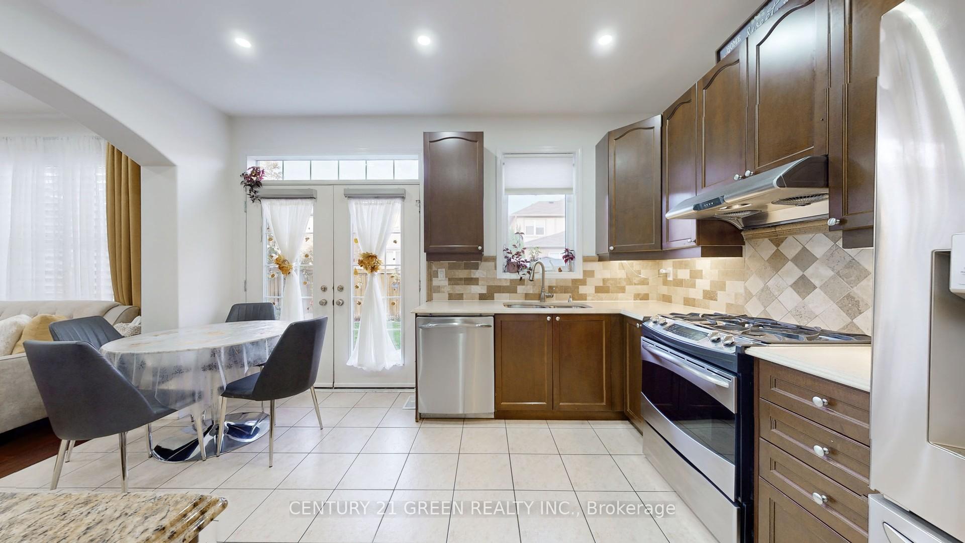 Photo 16 of 881 Minchin Way, Milton, Harrison — HOMEH