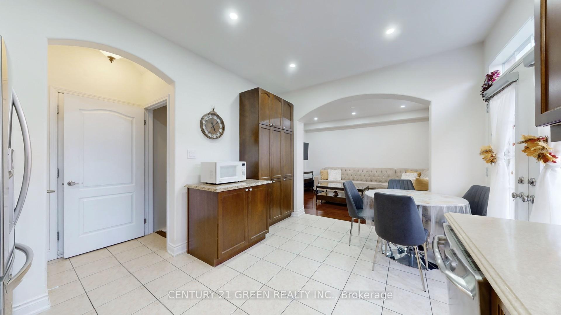 Photo 17 of 881 Minchin Way, Milton, Harrison — HOMEH