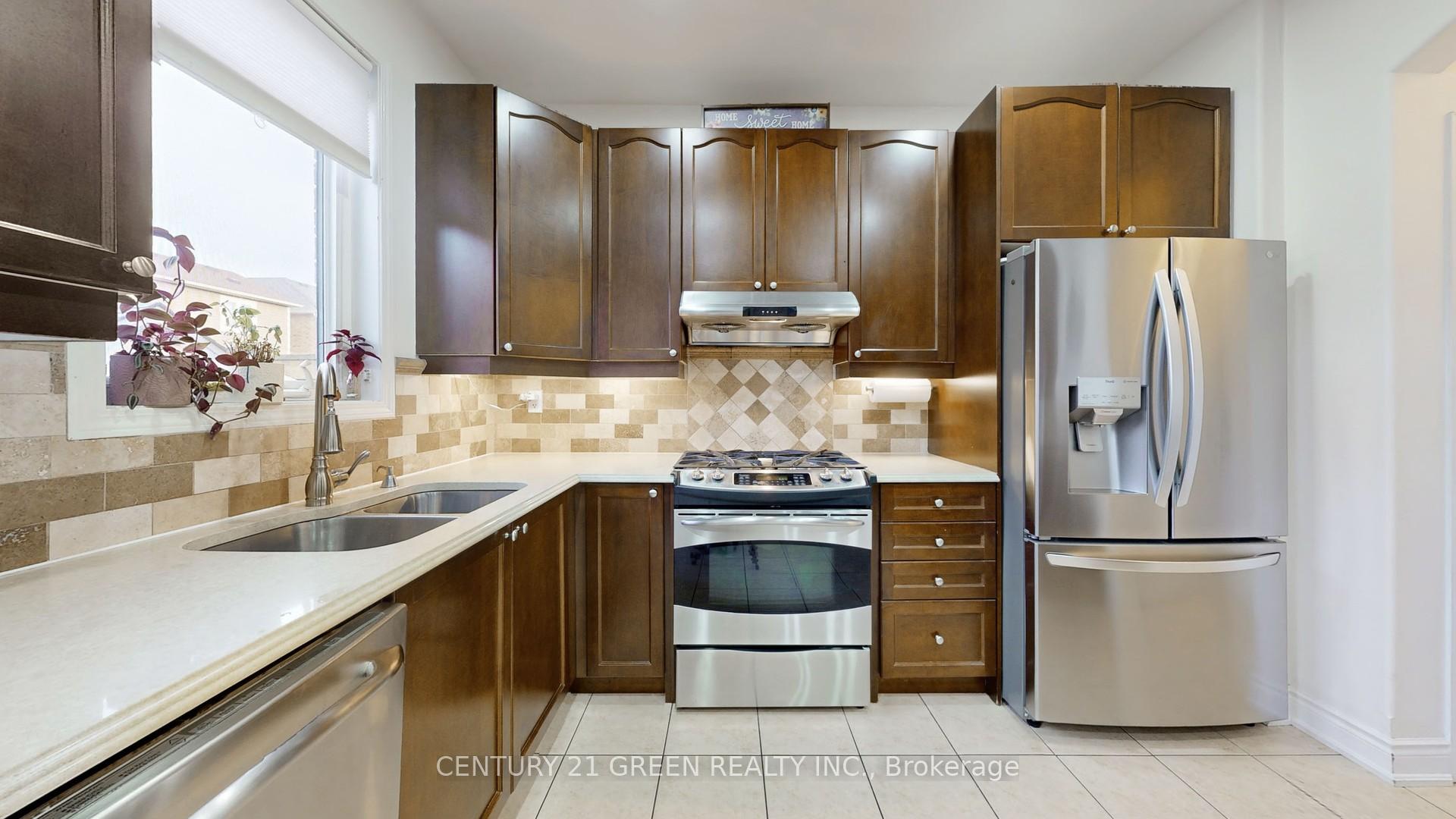 Photo 19 of 881 Minchin Way, Milton, Harrison — HOMEH