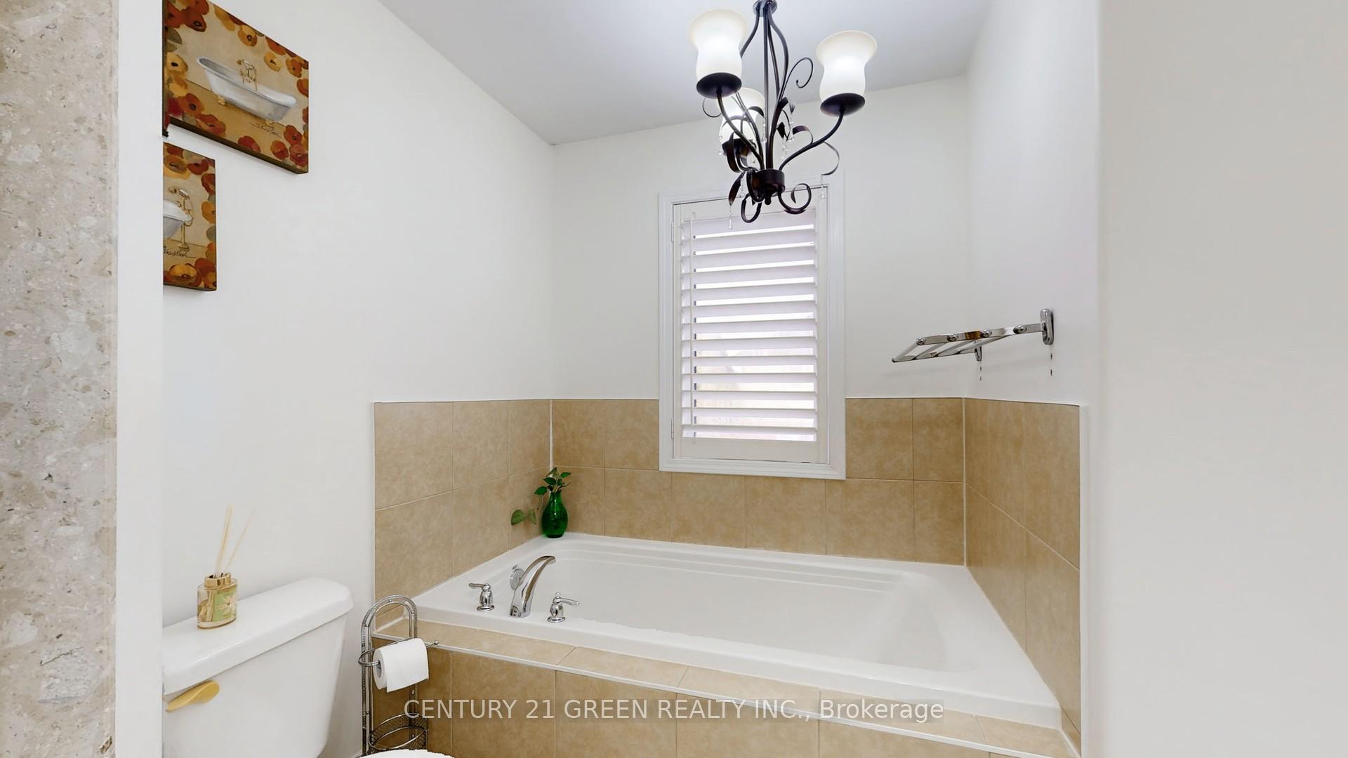 Photo 26 of 881 Minchin Way, Milton, Harrison — HOMEH