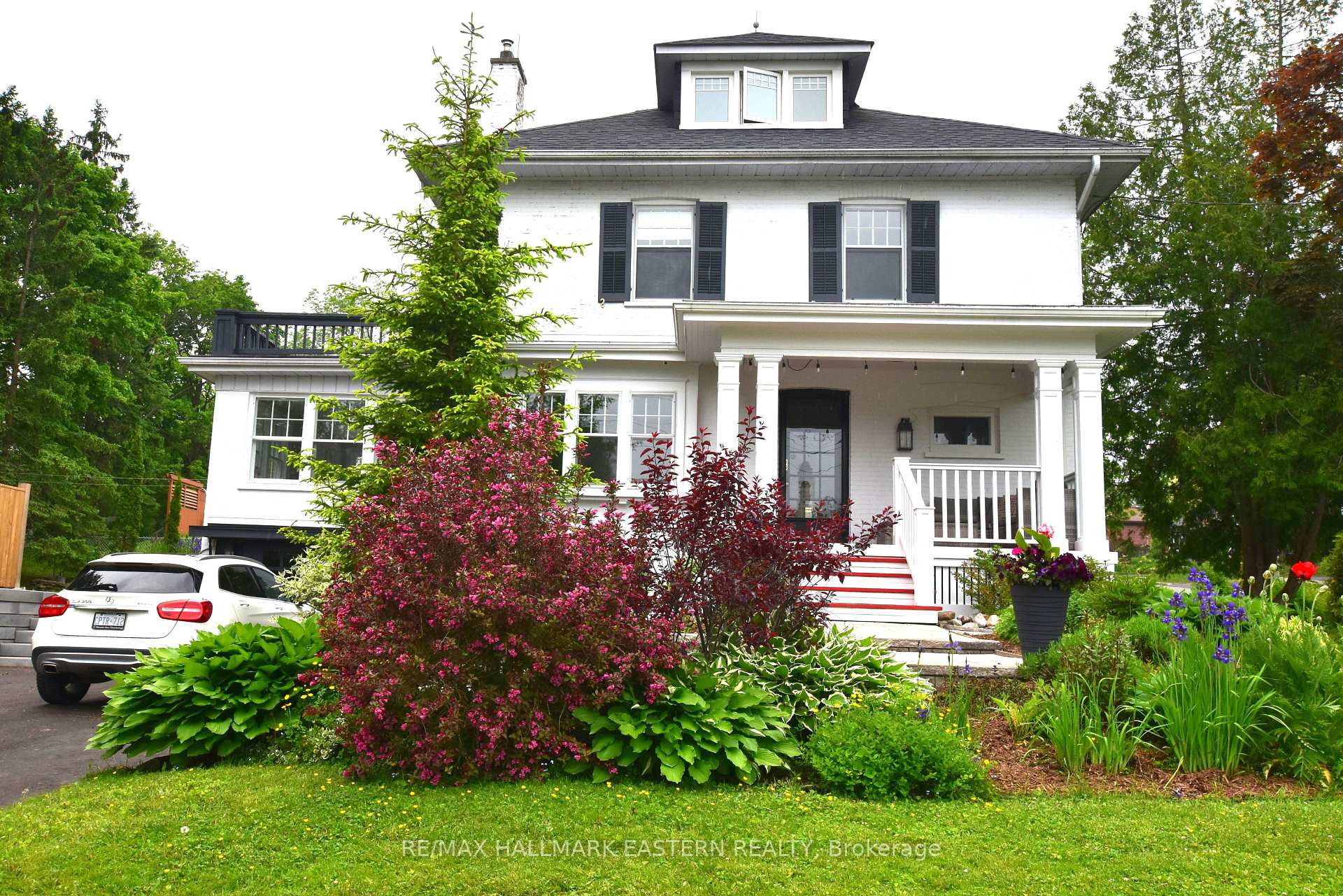 Front of 633 Gilmour Street