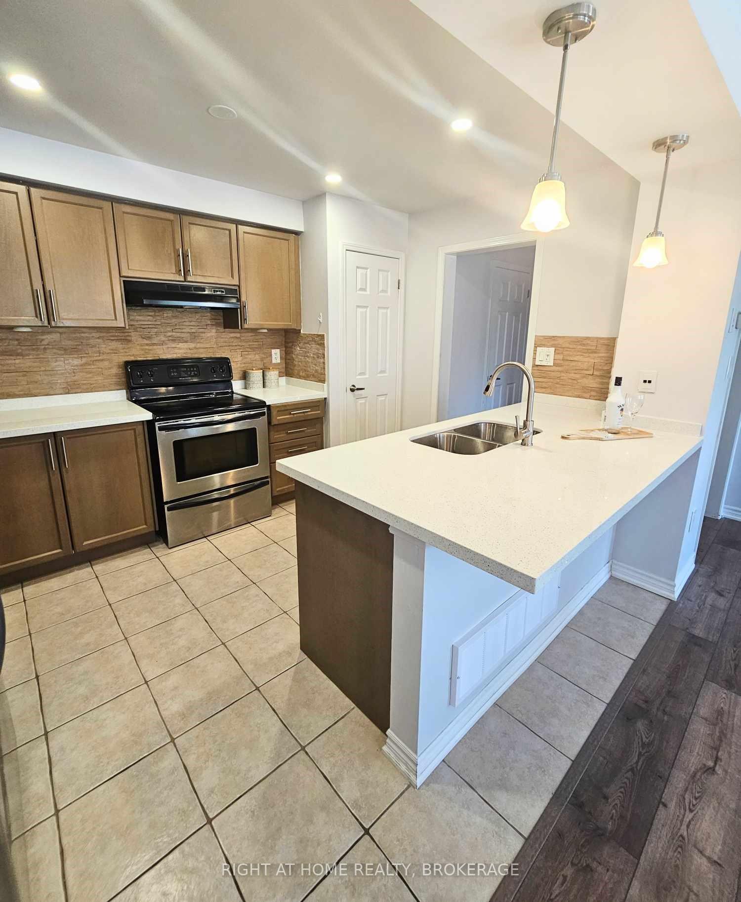 Photo 18 of 235 Schreyer Crescent, Milton, Harrison — HOMEH