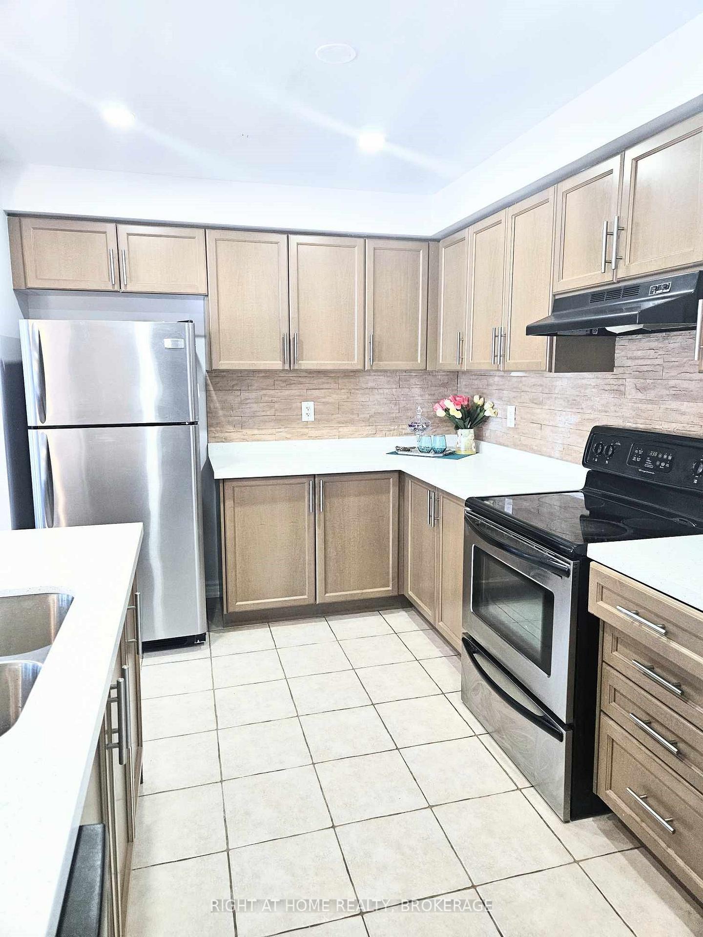 Photo 19 of 235 Schreyer Crescent, Milton, Harrison — HOMEH