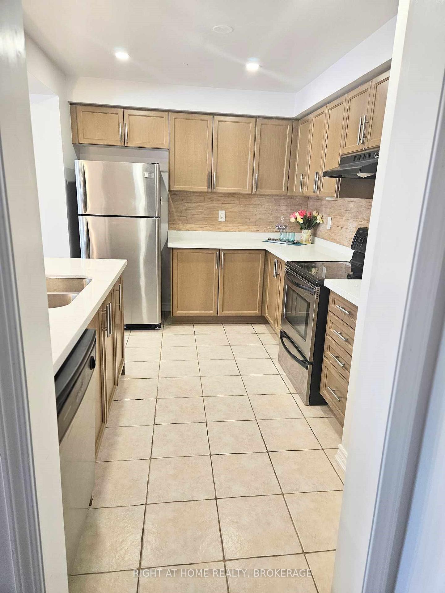 Photo 20 of 235 Schreyer Crescent, Milton, Harrison — HOMEH