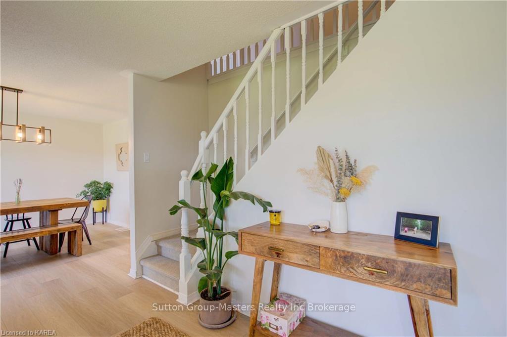 Photo 4 of 2130 Arne Crescent, Kingston, City North of 401 — HOMEH