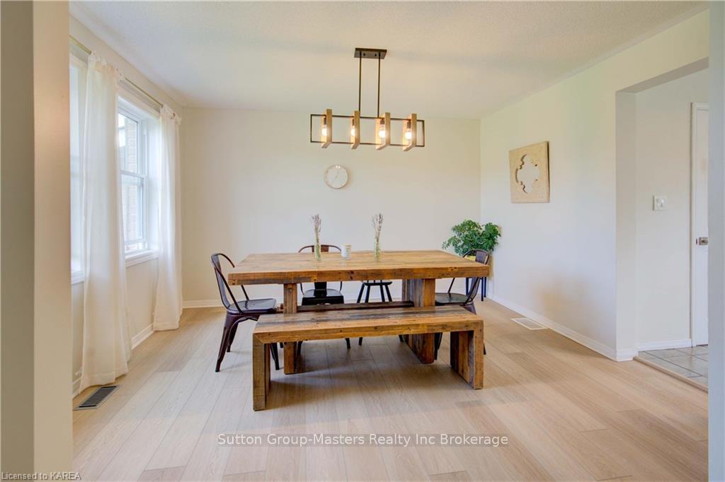 Photo 6 of 2130 Arne Crescent, Kingston, City North of 401 — HOMEH