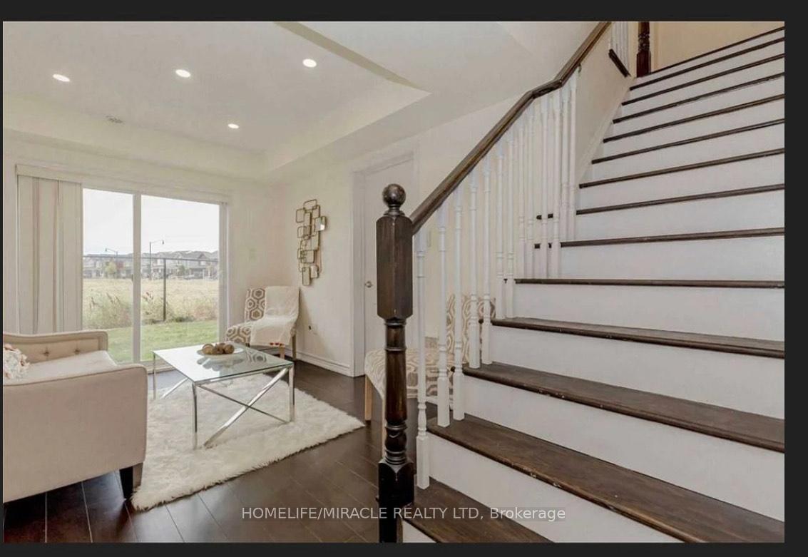 Photo 4 of 106 Bannister Crescent, Brampton, Northwest Brampton — HOMEH