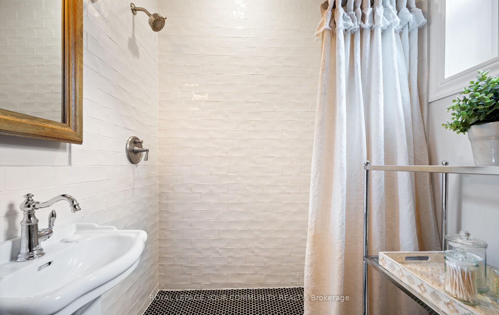 Photo 18 of 43 Wells Street, Aurora, Aurora Village — HOMEH