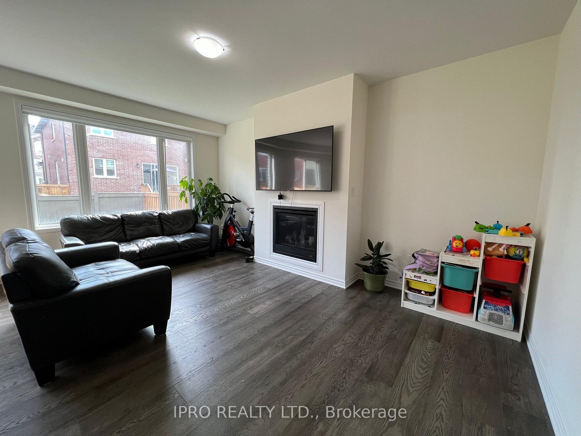 Photo 2 of 737 Kennedy Circle W, Milton, Cobban — HOMEH