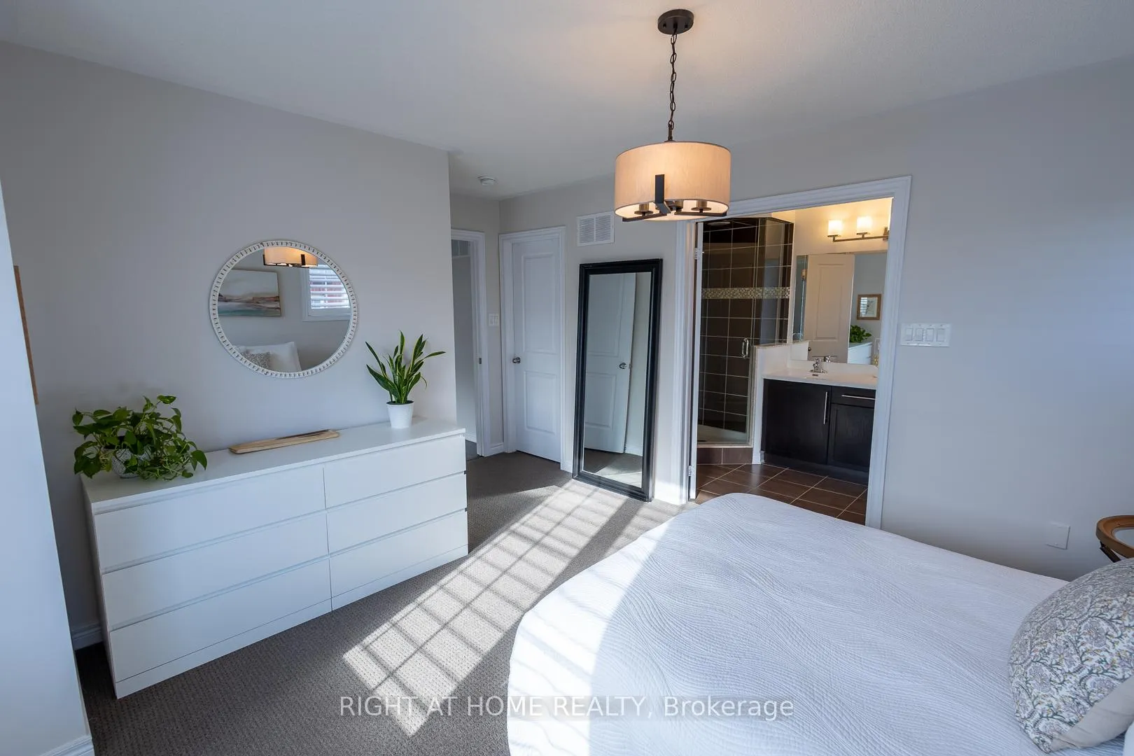 Photo 4 of 25 Rockman Crescent, Brampton, Northwest Brampton — HOMEH