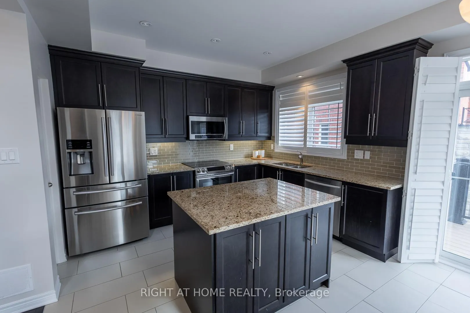 Photo 13 of 25 Rockman Crescent, Brampton, Northwest Brampton — HOMEH