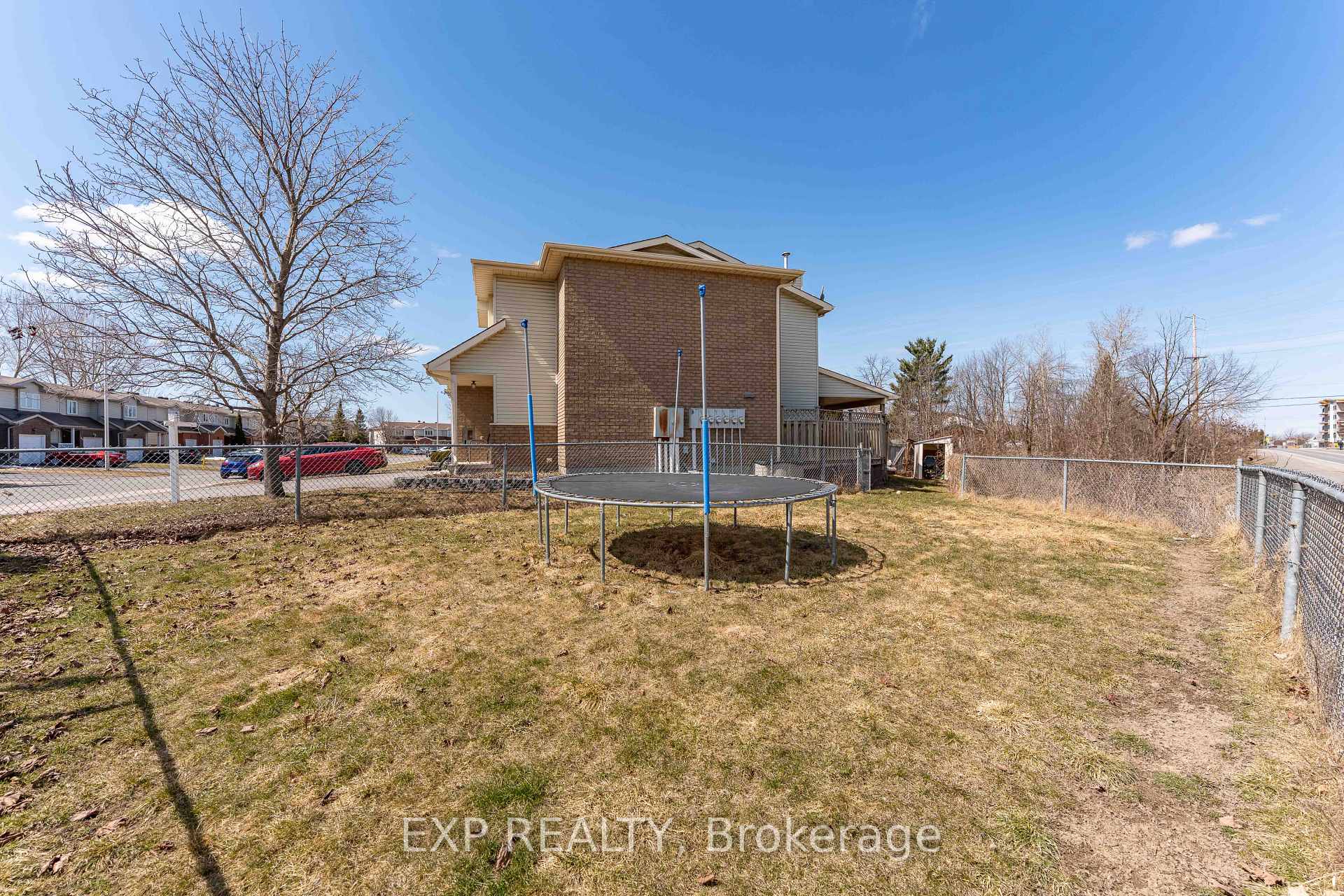 Photo 3 of 321 Fairbrooke Court, Arnprior — HOMEH