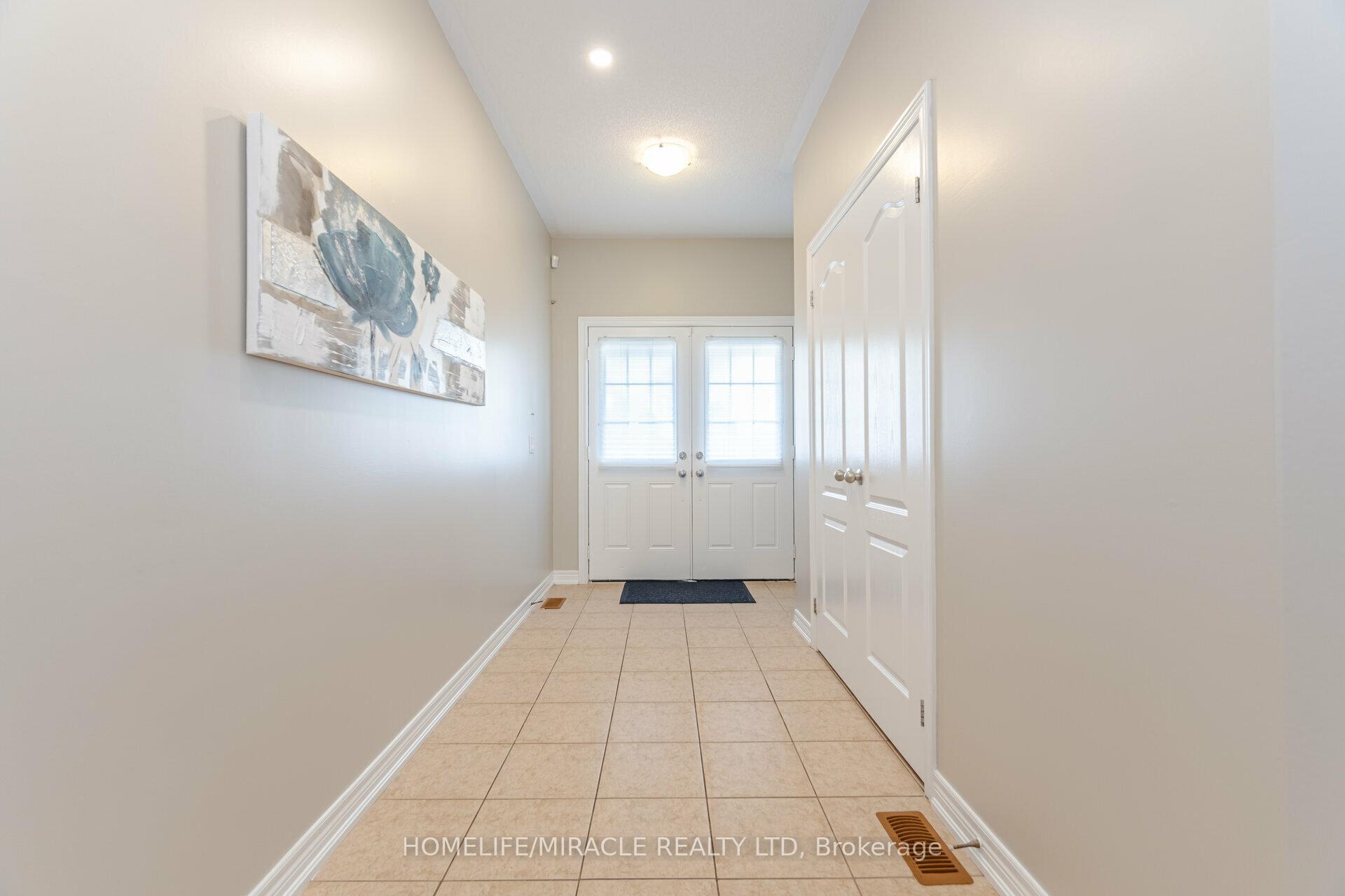 Photo 2 of 815 Miltonbrook Crescent, Milton, Willmott — HOMEH