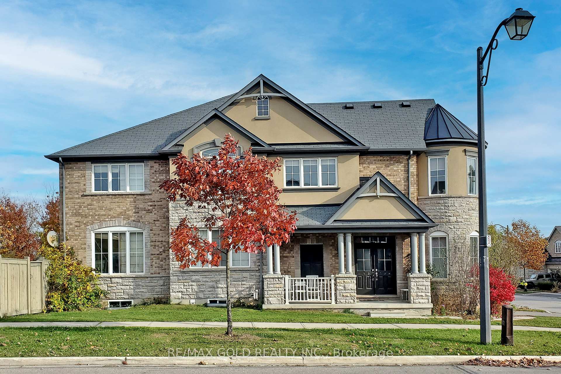 Front of Unit Upper, 301 Peregrine Way