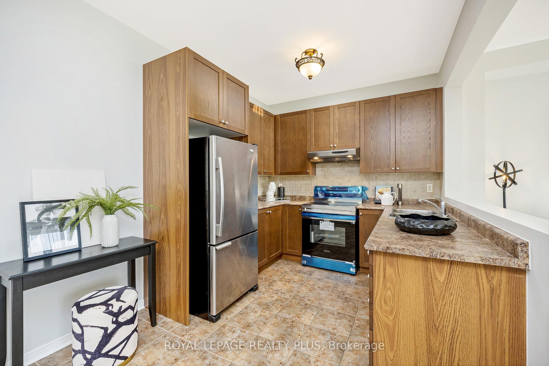 Photo 13 of 592 Lott Crescent, Milton, Coates — HOMEH