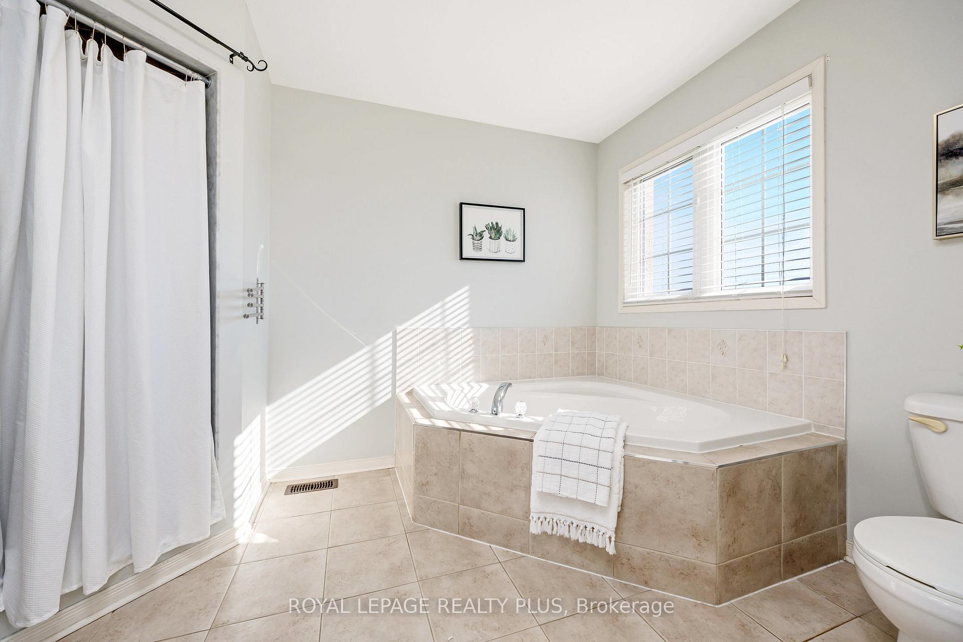 Photo 24 of 592 Lott Crescent, Milton, Coates — HOMEH