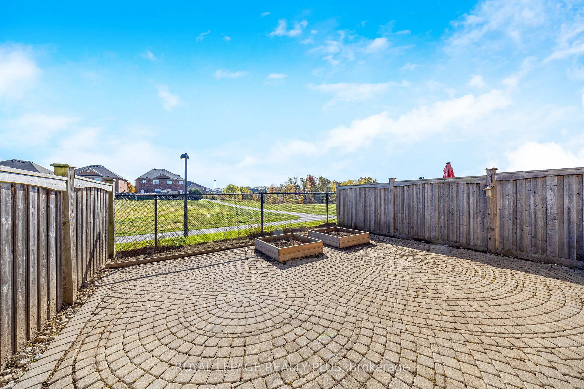 Photo 33 of 592 Lott Crescent, Milton, Coates — HOMEH