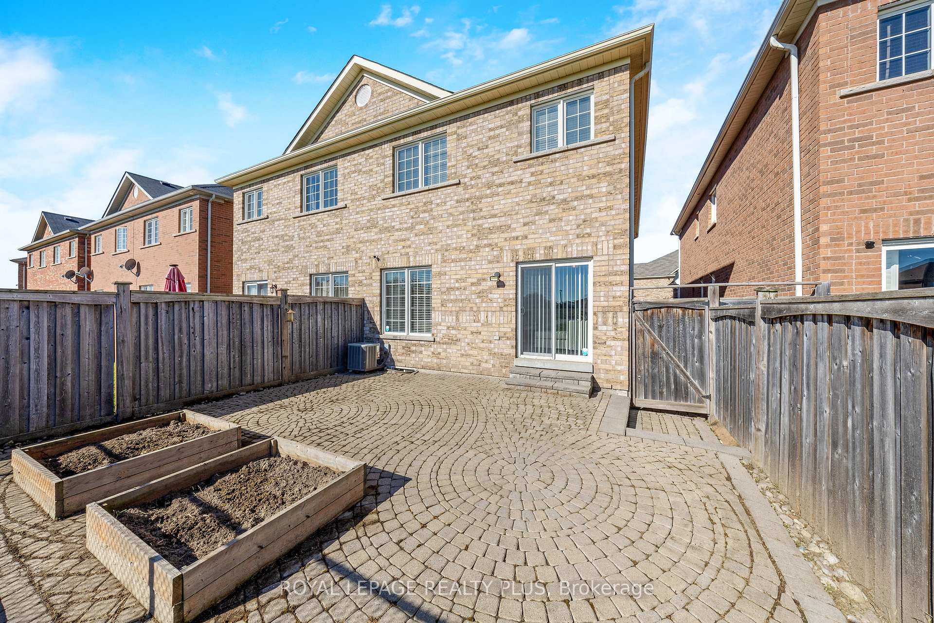 Photo 34 of 592 Lott Crescent, Milton, Coates — HOMEH