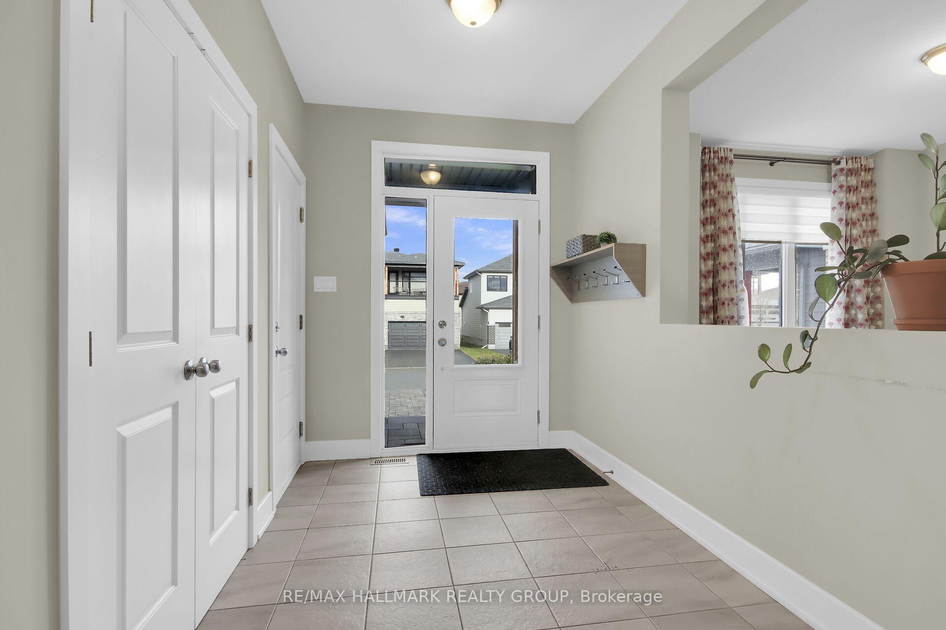 Photo 3 of 77 Axel Crescent, Ottawa, Kanata - Emerald Meadows/Trailwest — HOMEH