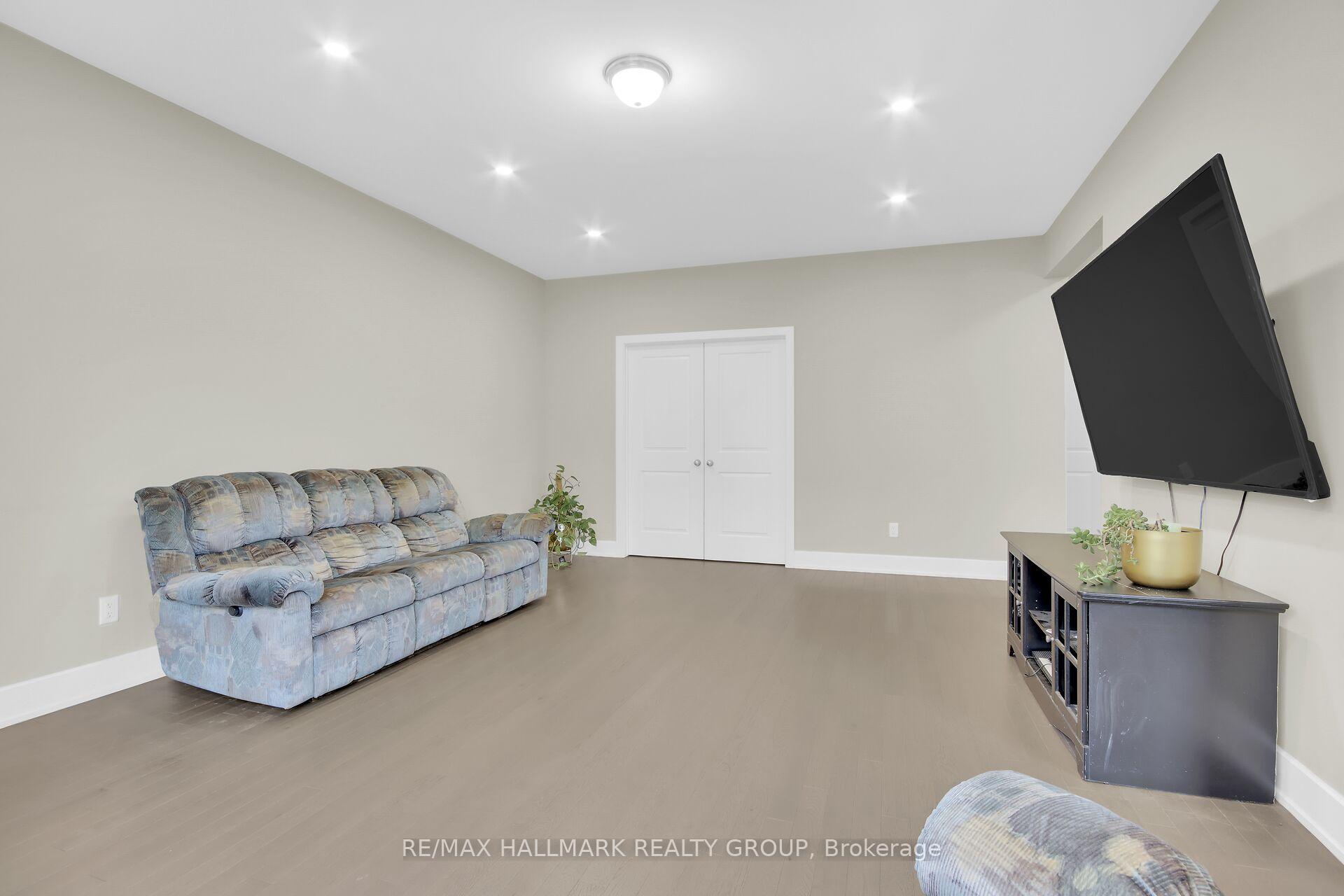 Photo 14 of 77 Axel Crescent, Ottawa, Kanata - Emerald Meadows/Trailwest — HOMEH