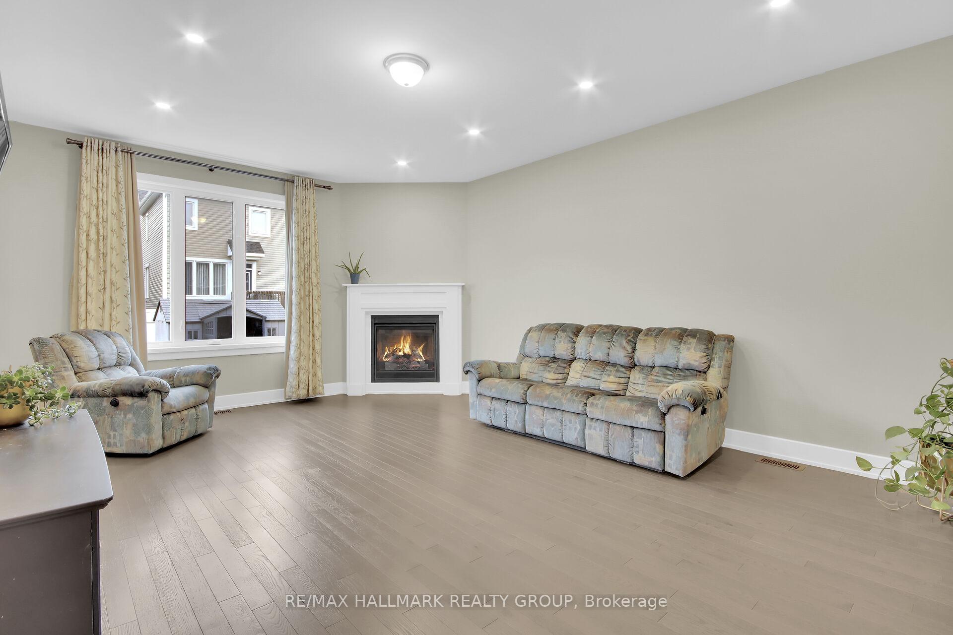 Photo 15 of 77 Axel Crescent, Ottawa, Kanata - Emerald Meadows/Trailwest — HOMEH
