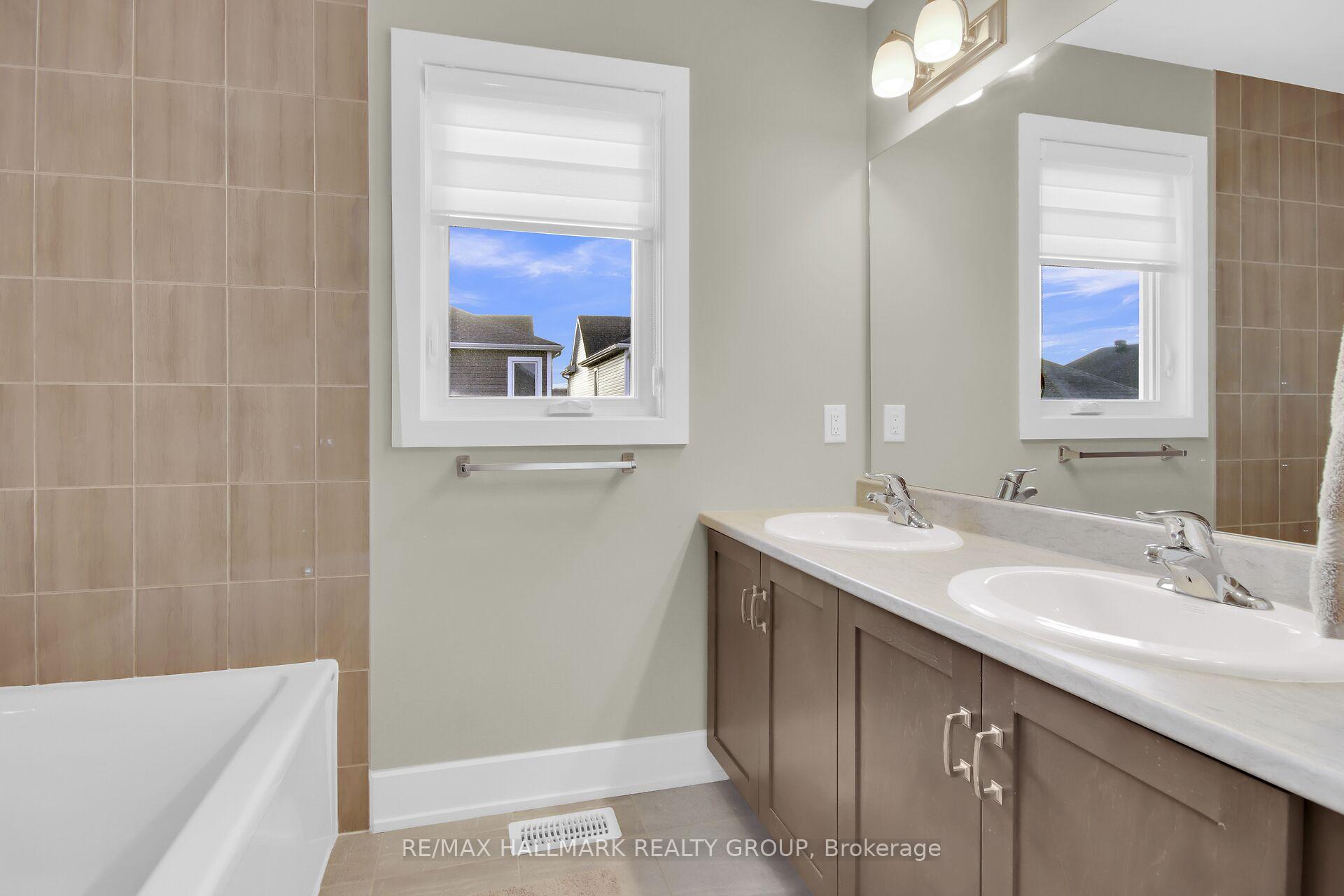 Photo 20 of 77 Axel Crescent, Ottawa, Kanata - Emerald Meadows/Trailwest — HOMEH