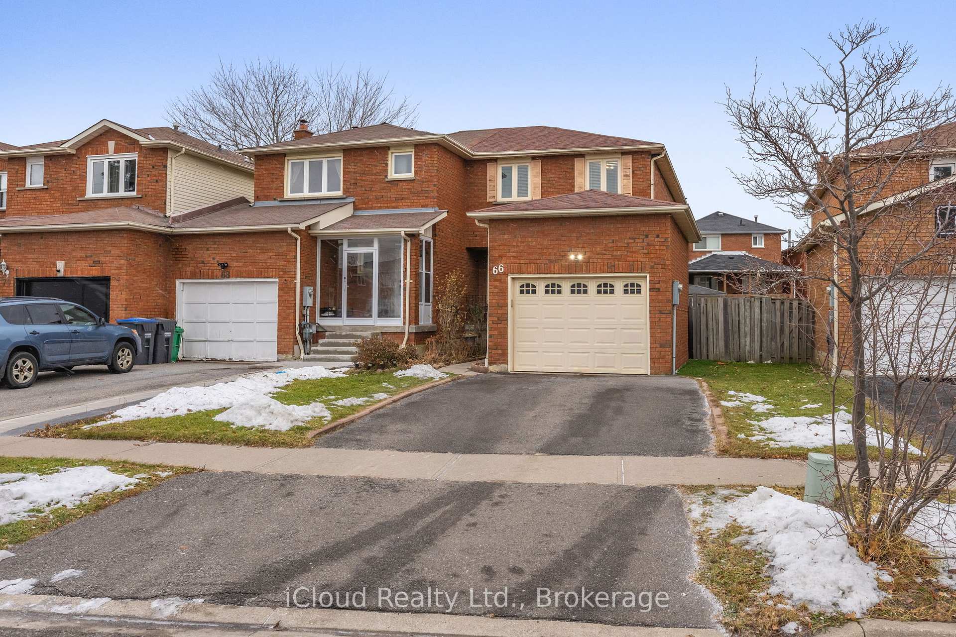 Photo 4 of 66 Dutch Crescent, Brampton, Fletcher's Creek South — HOMEH