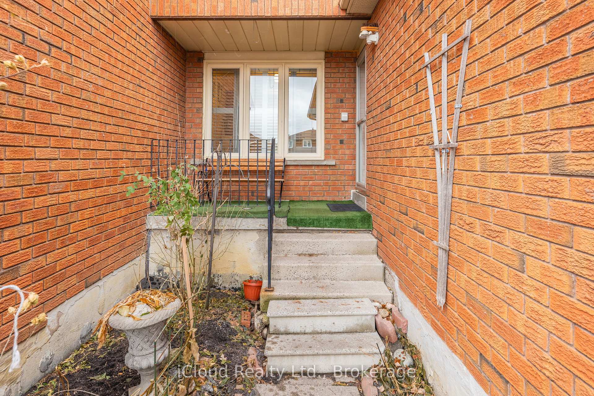 Photo 8 of 66 Dutch Crescent, Brampton, Fletcher's Creek South — HOMEH