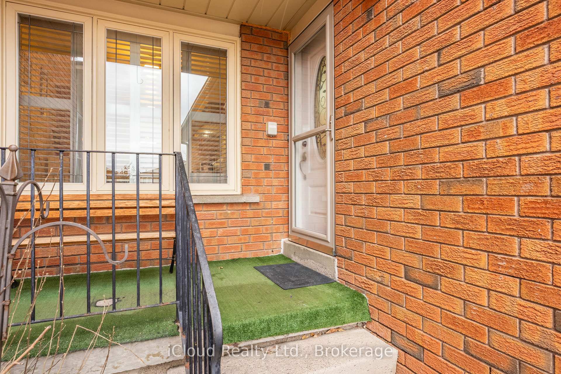 Photo 5 of 66 Dutch Crescent, Brampton, Fletcher's Creek South — HOMEH