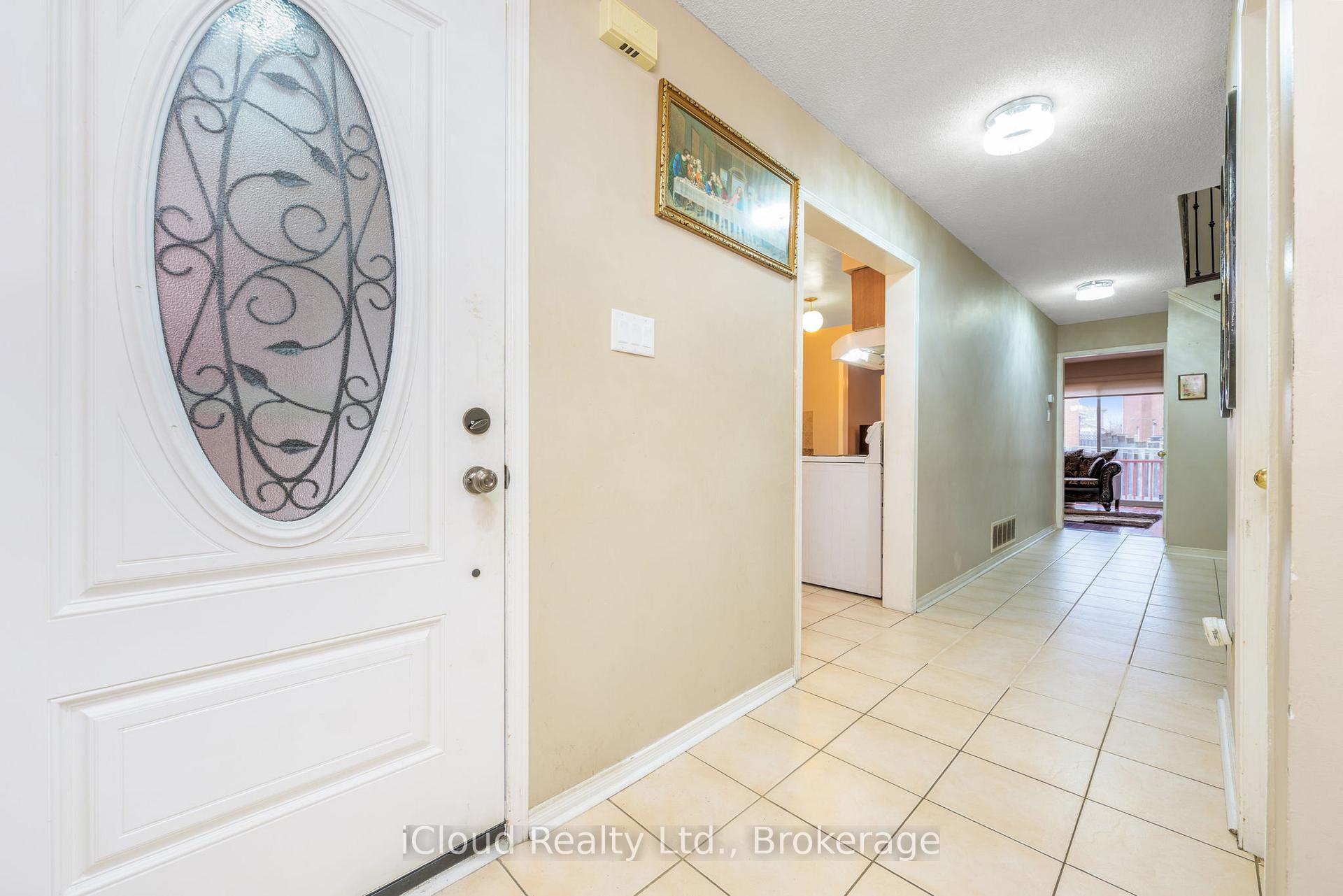 Photo 3 of 66 Dutch Crescent, Brampton, Fletcher's Creek South — HOMEH
