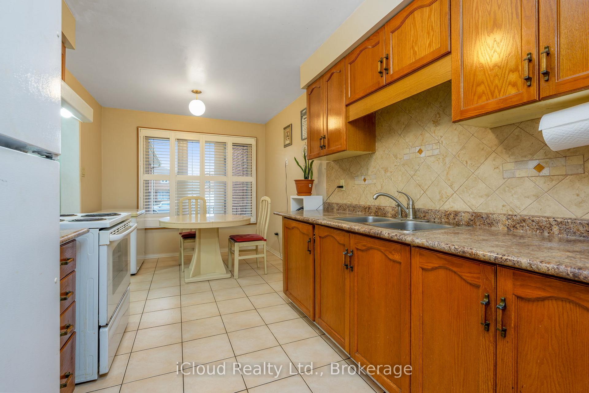 Photo 14 of 66 Dutch Crescent, Brampton, Fletcher's Creek South — HOMEH