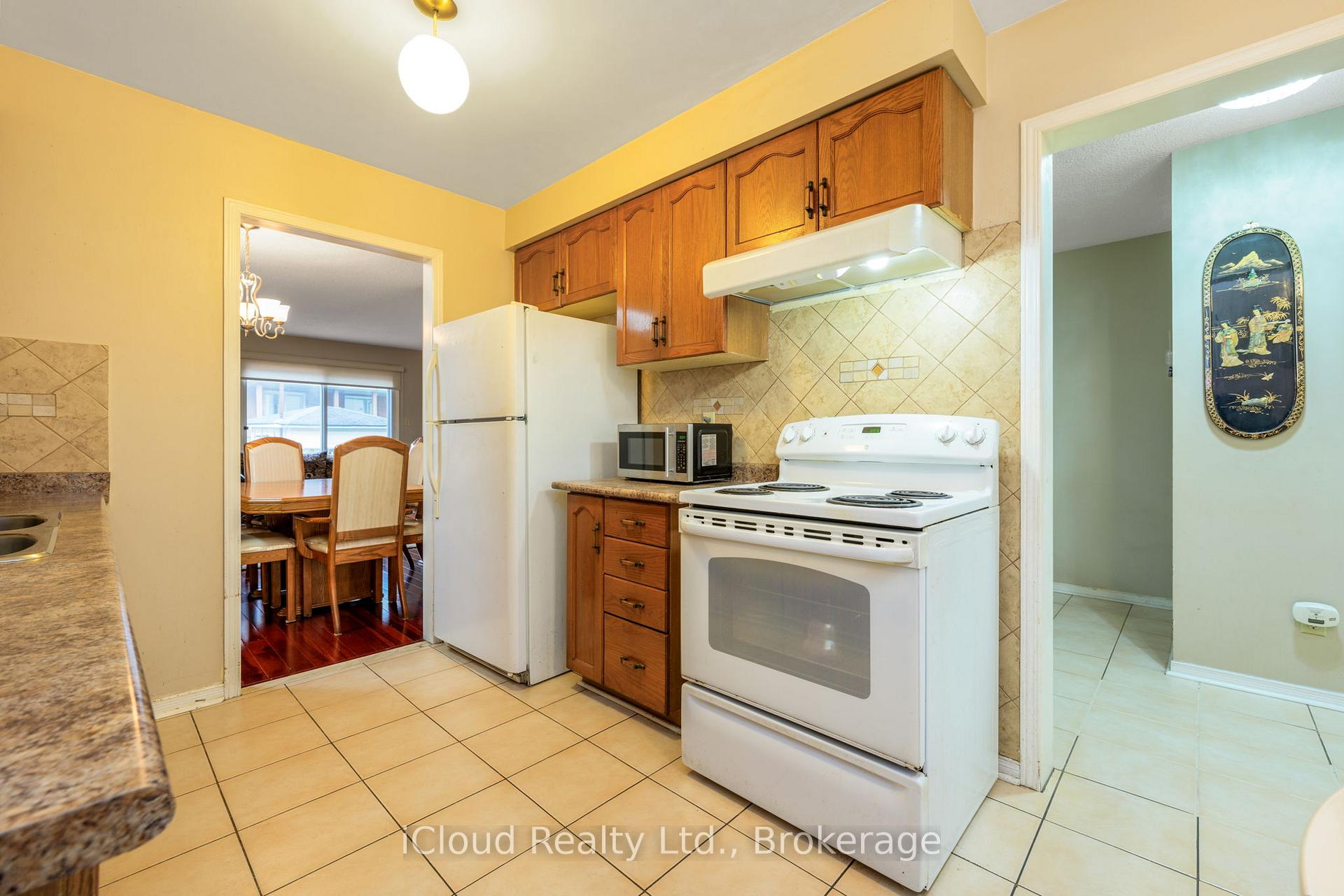 Photo 9 of 66 Dutch Crescent, Brampton, Fletcher's Creek South — HOMEH