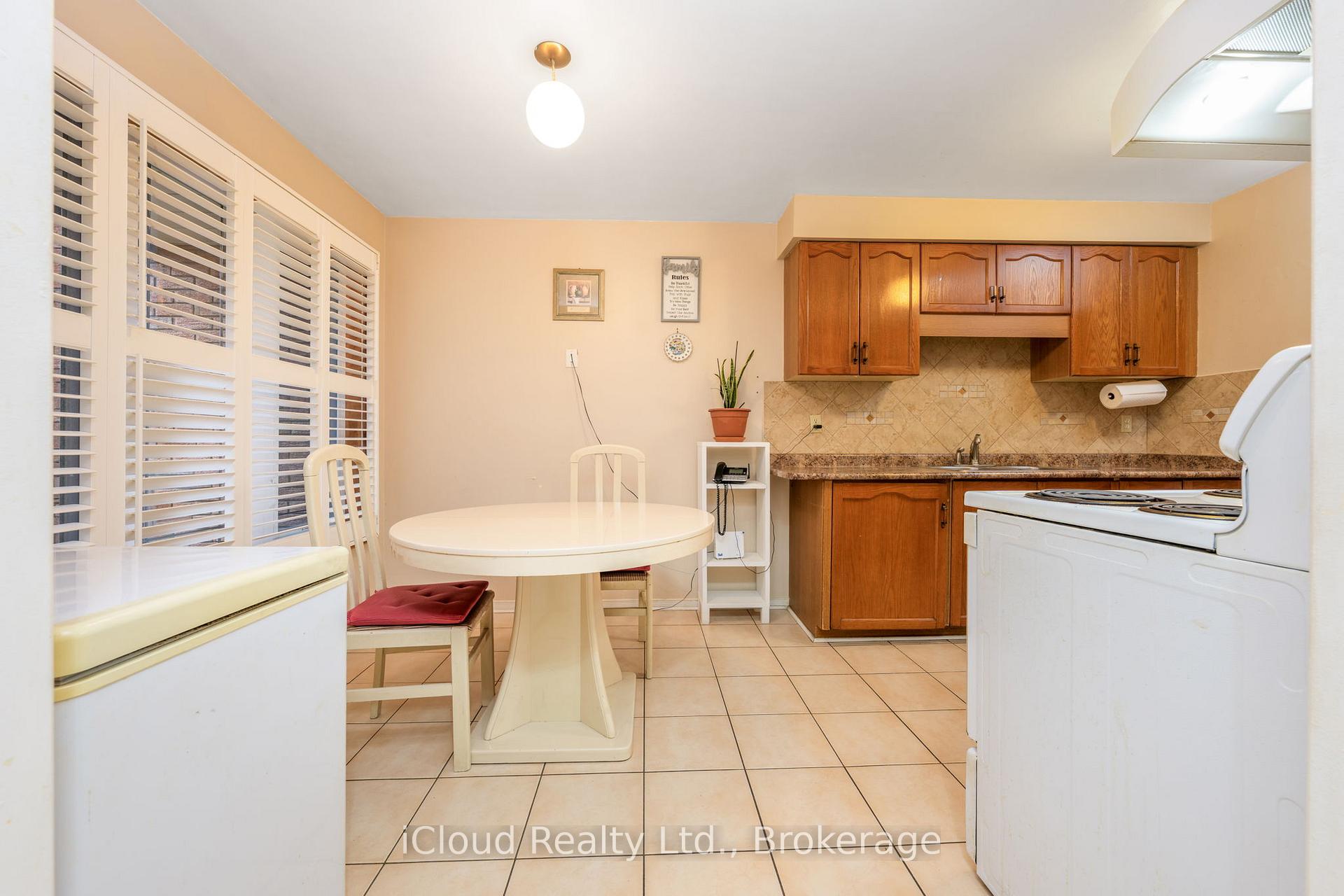 Photo 10 of 66 Dutch Crescent, Brampton, Fletcher's Creek South — HOMEH