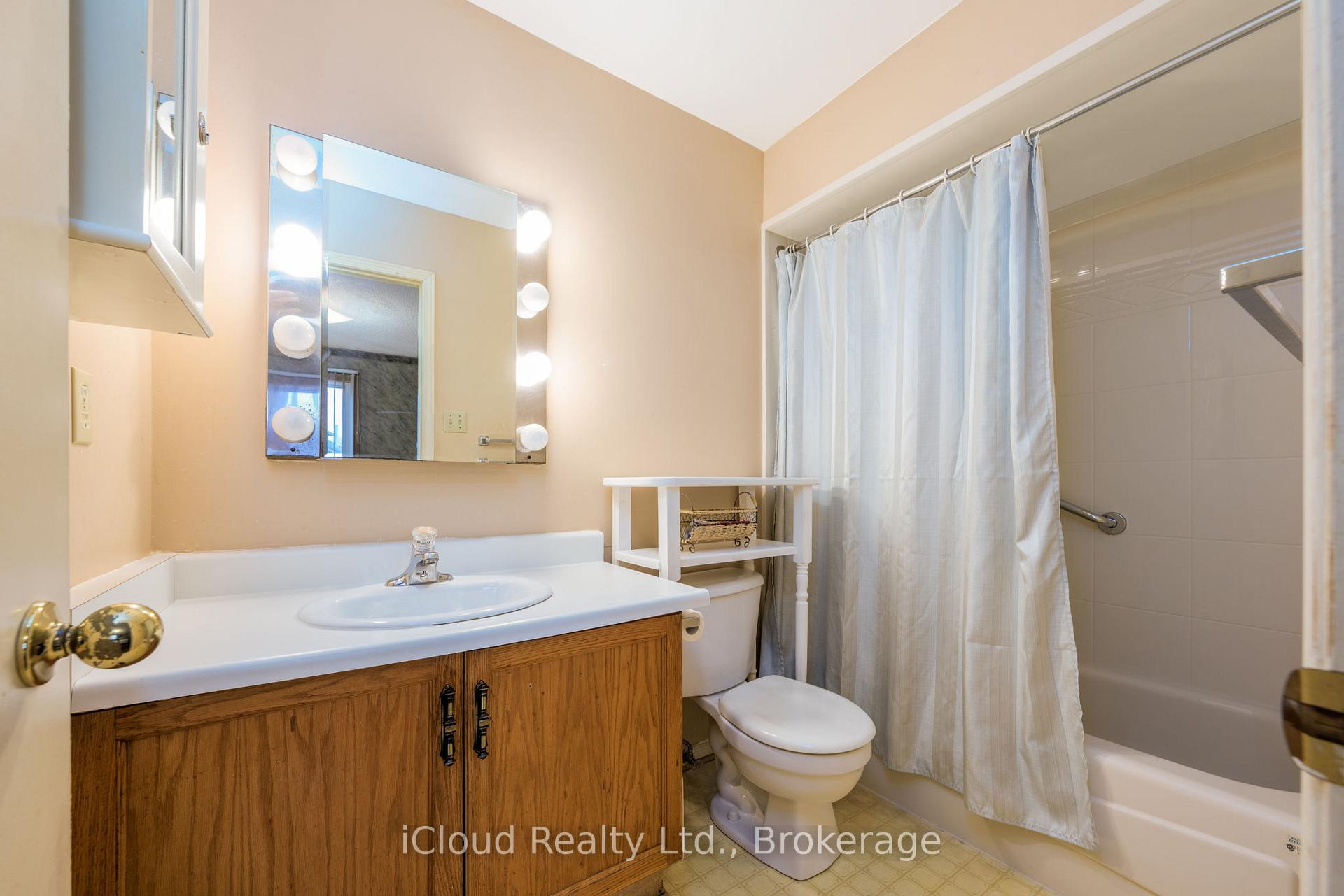 Photo 22 of 66 Dutch Crescent, Brampton, Fletcher's Creek South — HOMEH