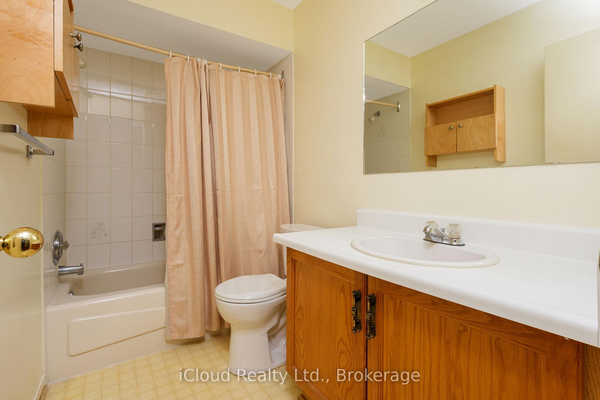 Photo 27 of 66 Dutch Crescent, Brampton, Fletcher's Creek South — HOMEH
