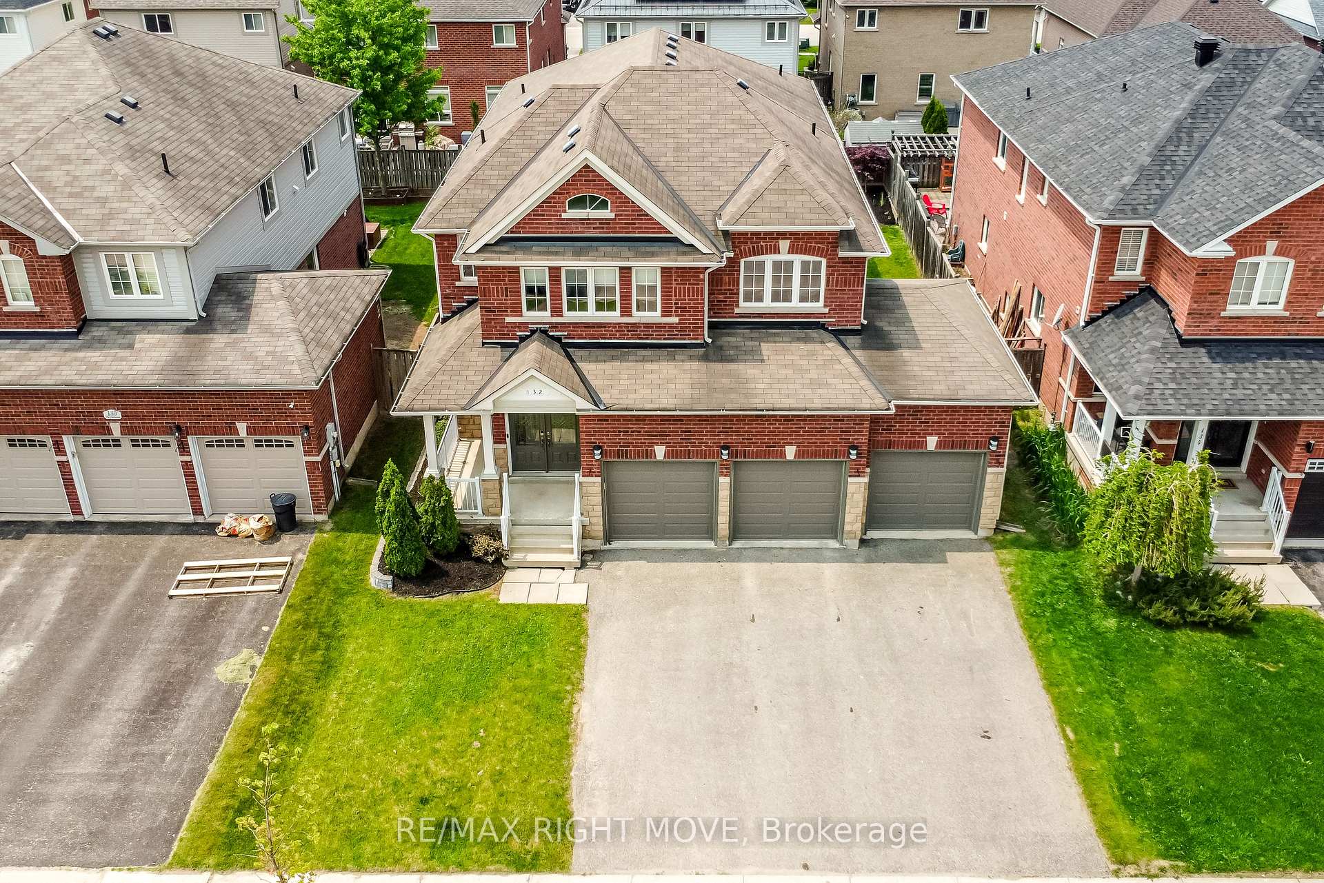 Photo 2 of 132 The Queensway, Barrie, Innis-Shore — HOMEH