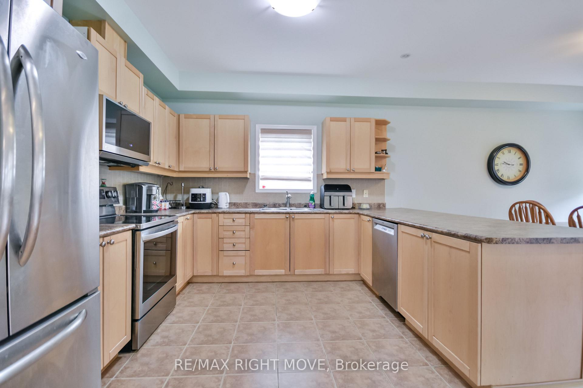 Photo 17 of 132 The Queensway, Barrie, Innis-Shore — HOMEH