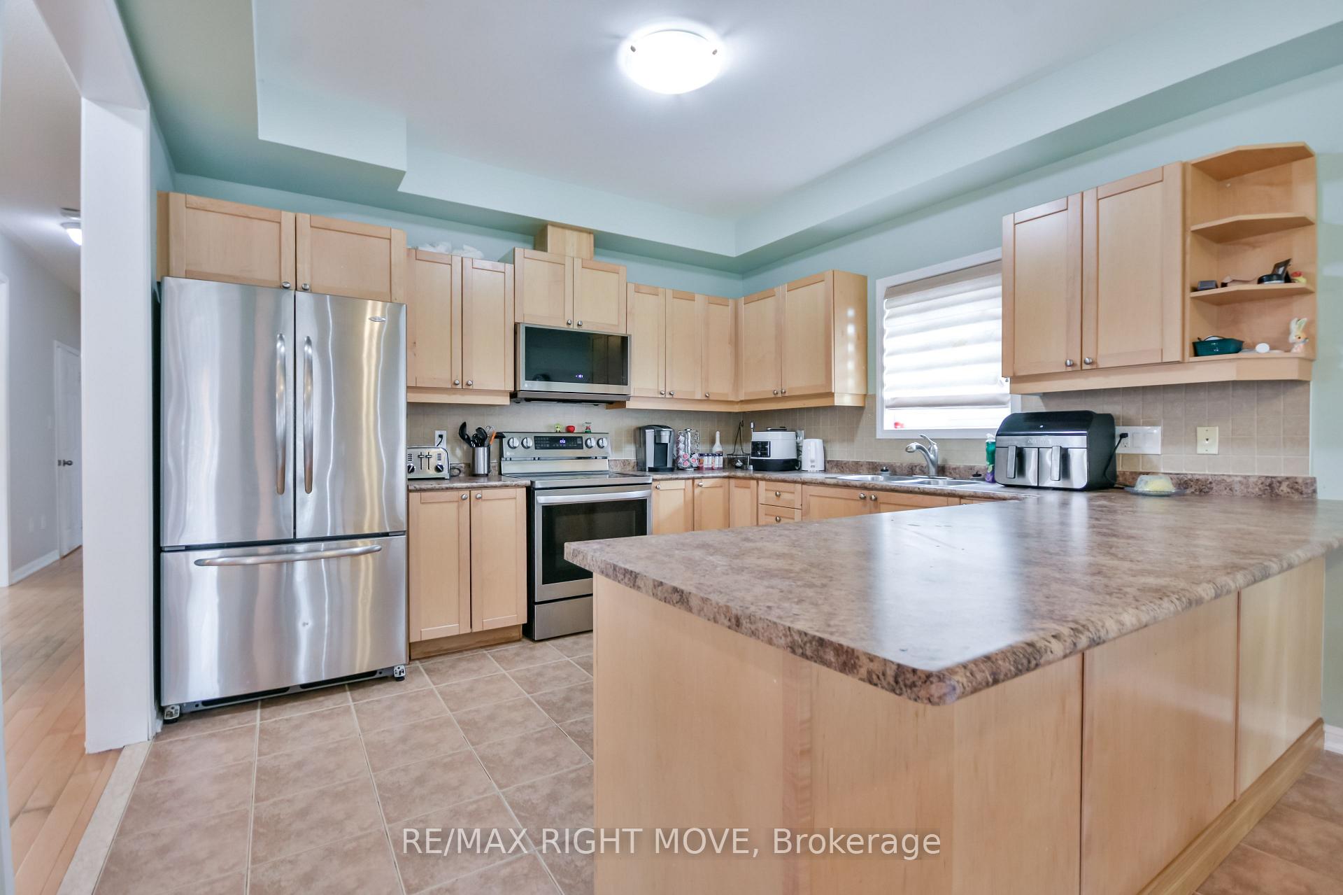 Photo 10 of 132 The Queensway, Barrie, Innis-Shore — HOMEH