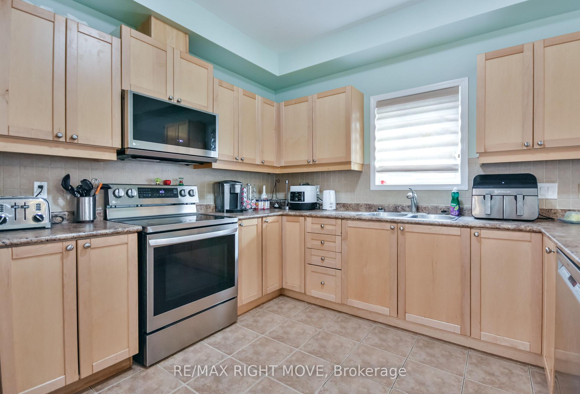 Photo 13 of 132 The Queensway, Barrie, Innis-Shore — HOMEH