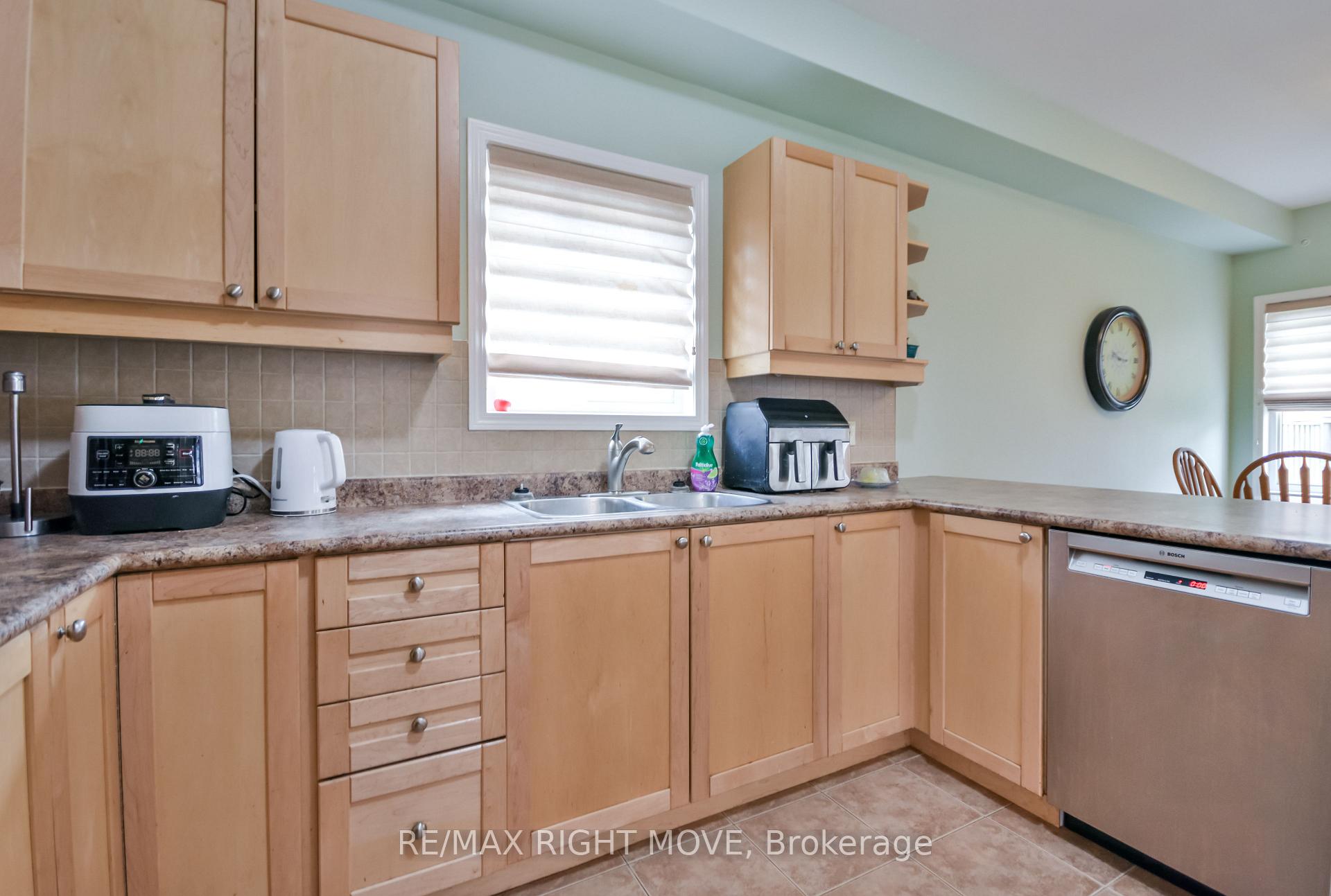 Photo 9 of 132 The Queensway, Barrie, Innis-Shore — HOMEH