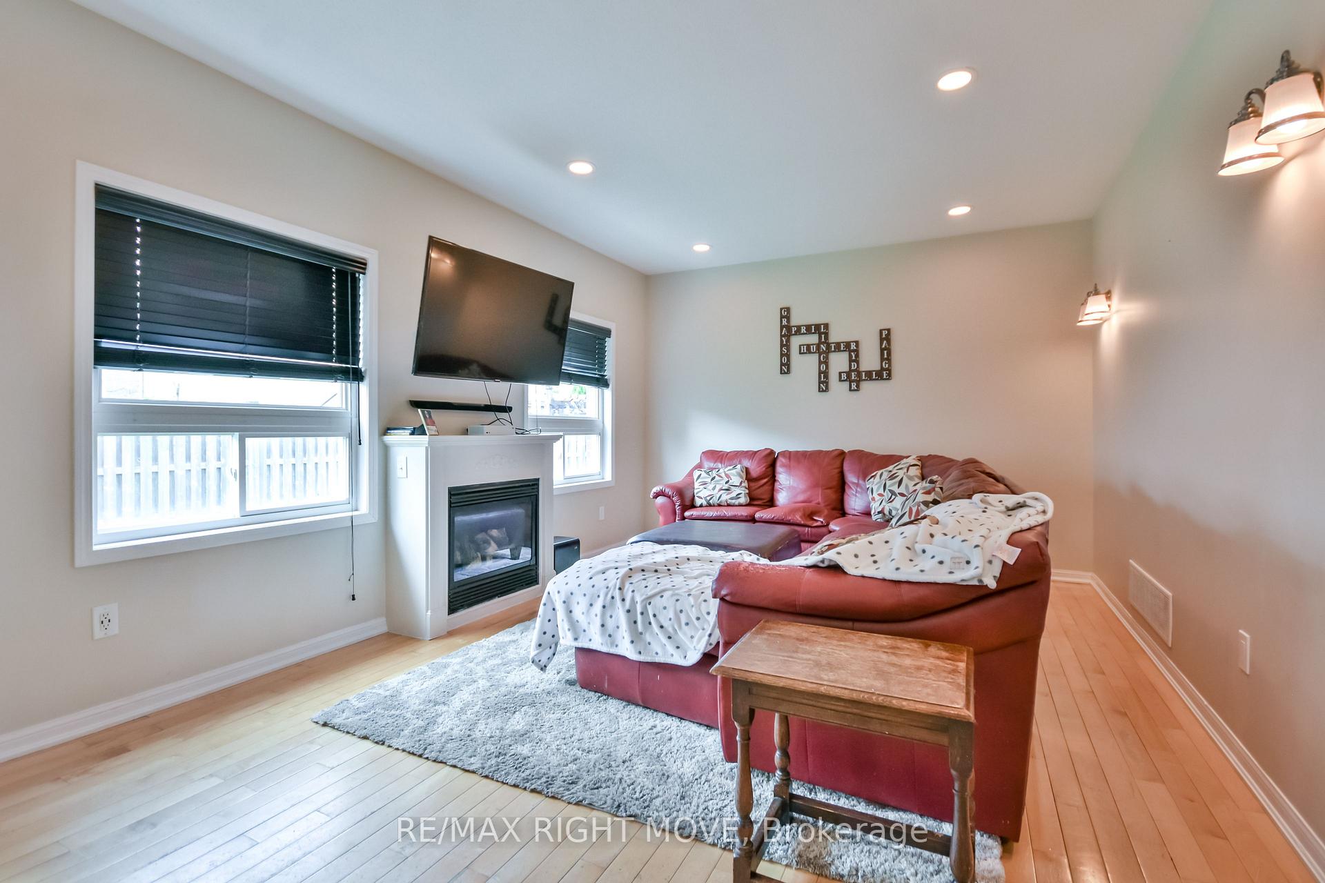 Photo 12 of 132 The Queensway, Barrie, Innis-Shore — HOMEH