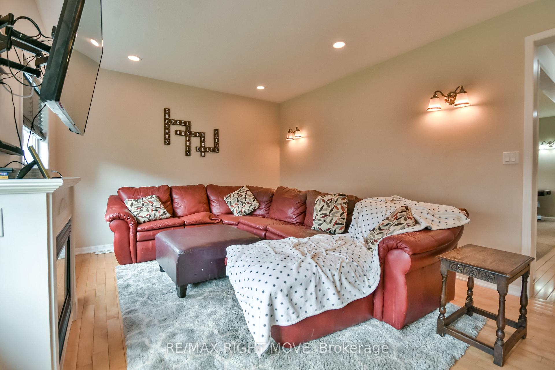 Photo 16 of 132 The Queensway, Barrie, Innis-Shore — HOMEH