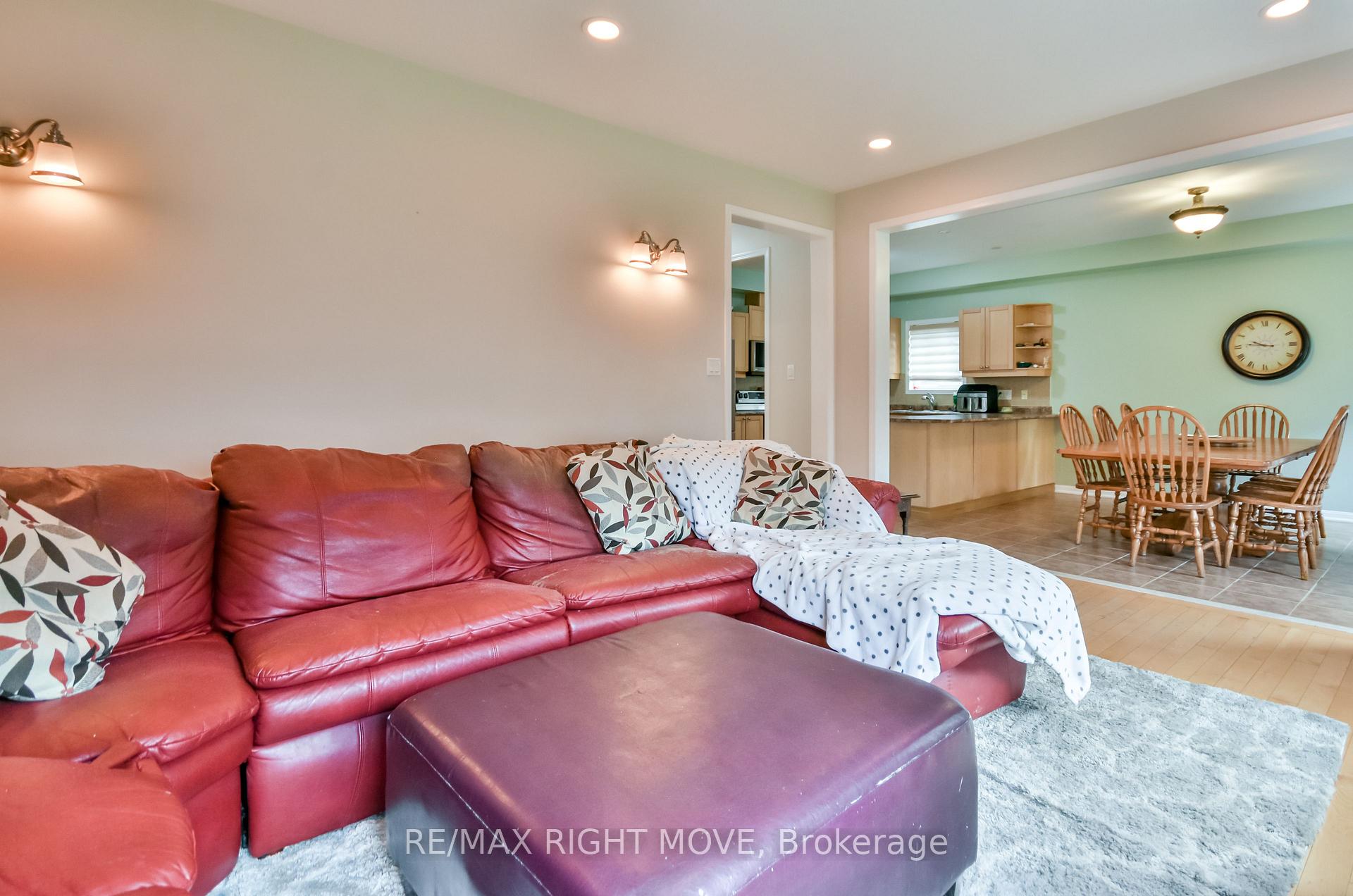 Photo 11 of 132 The Queensway, Barrie, Innis-Shore — HOMEH