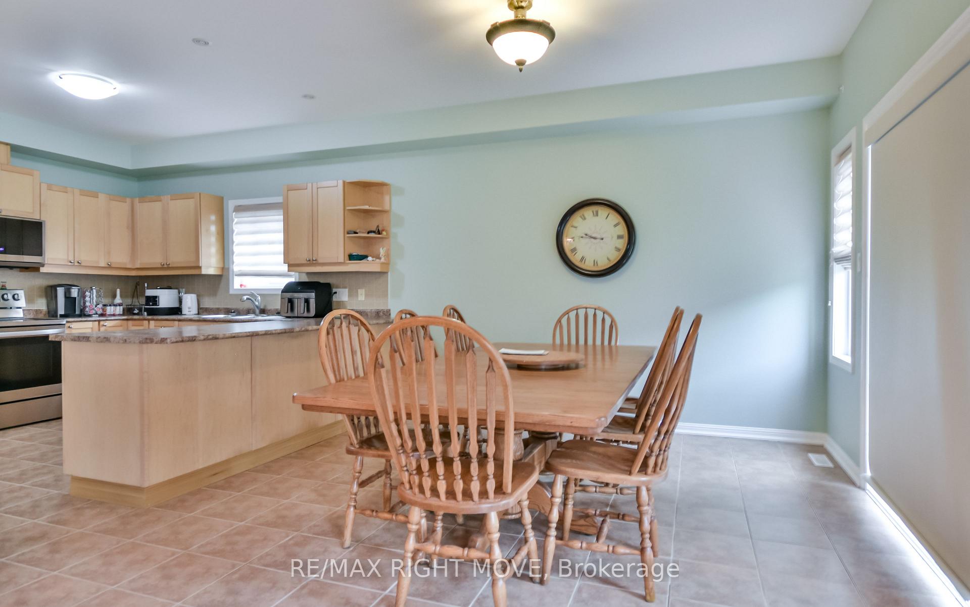 Photo 14 of 132 The Queensway, Barrie, Innis-Shore — HOMEH
