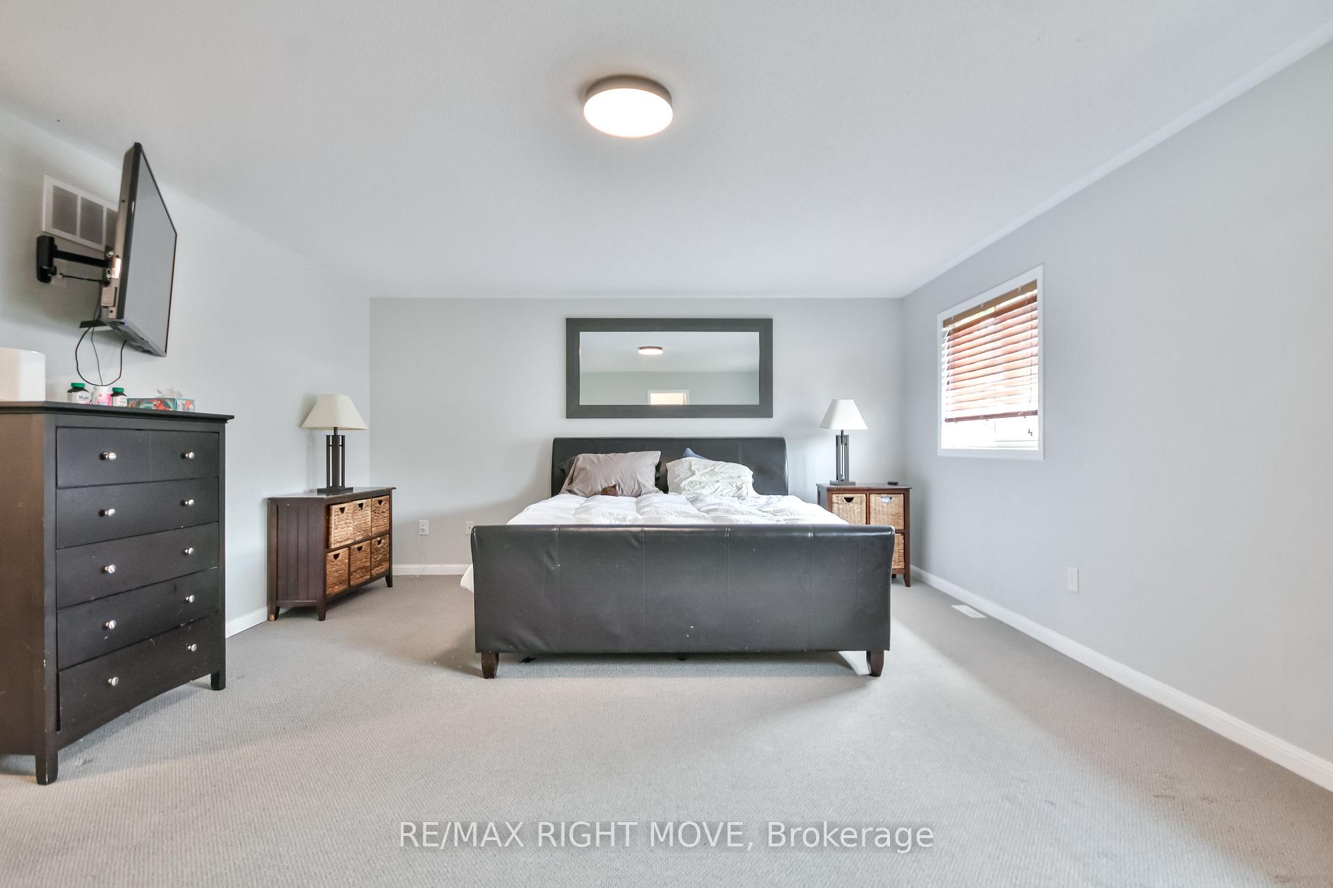 Photo 18 of 132 The Queensway, Barrie, Innis-Shore — HOMEH