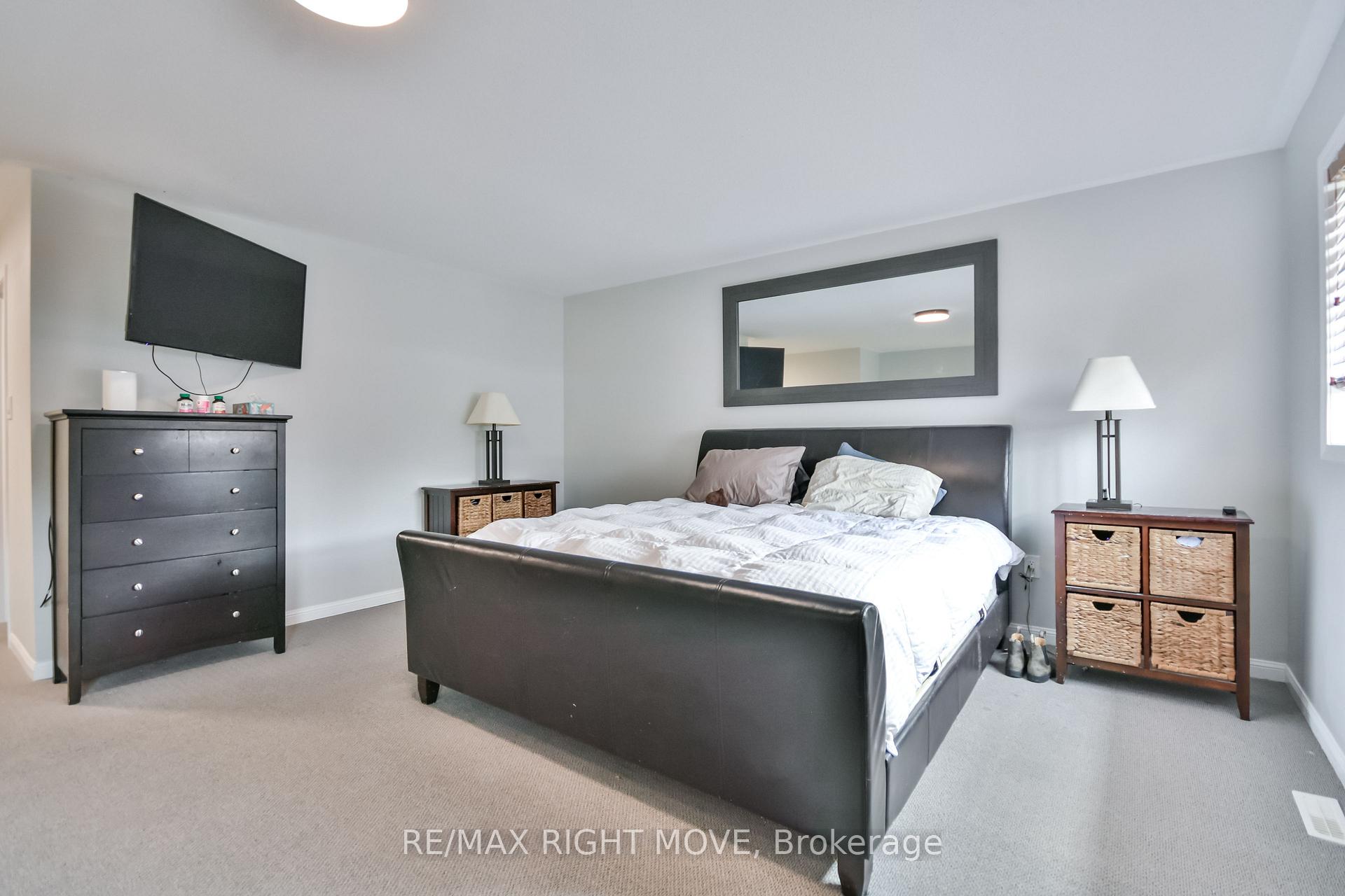 Photo 19 of 132 The Queensway, Barrie, Innis-Shore — HOMEH