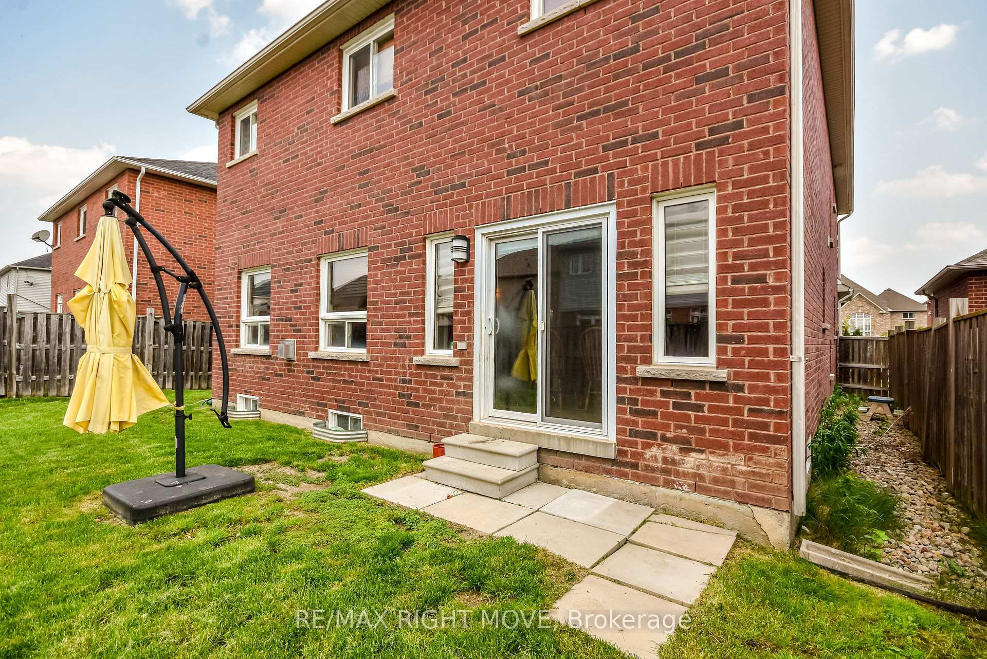 Photo 35 of 132 The Queensway, Barrie, Innis-Shore — HOMEH