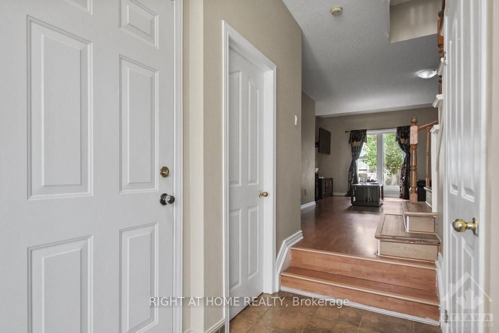 Photo 4 of 20 Bridgestone Drive, Ottawa, Kanata - Emerald Meadows/Trailwest — HOMEH